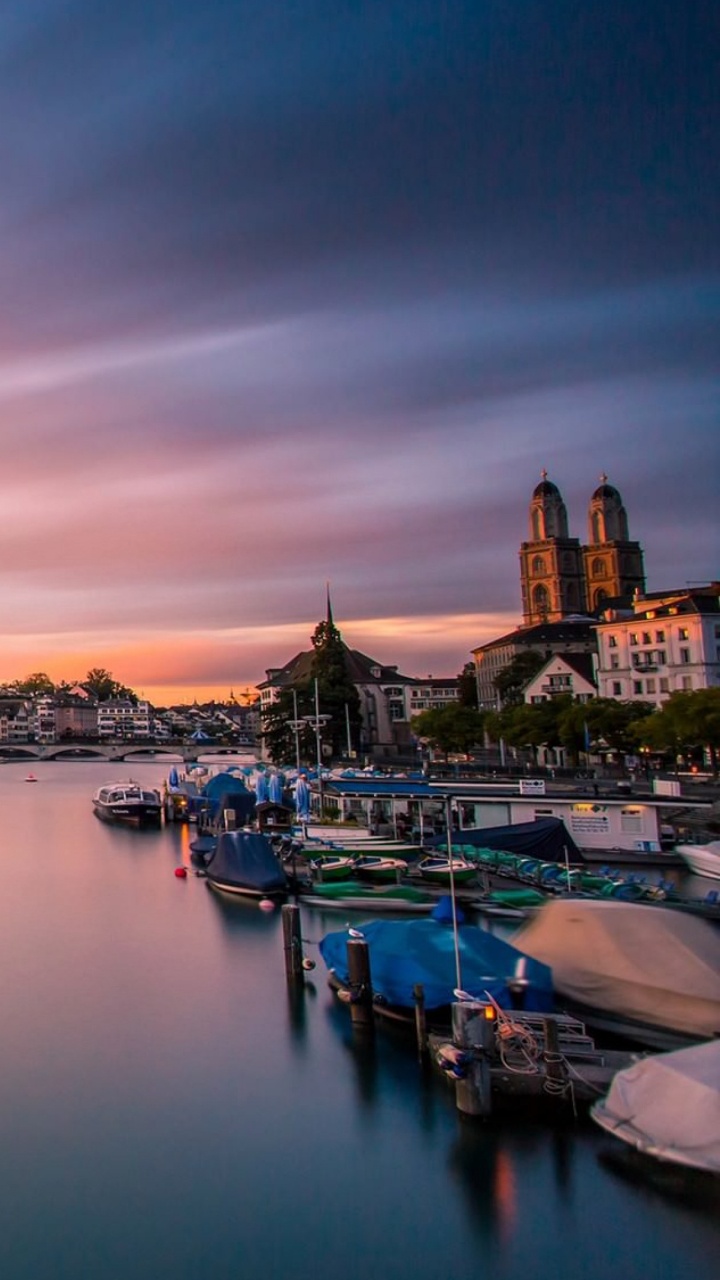 Plan D'eau Près Des Arbres Verts et Des Bâtiments Pendant la Journée. Wallpaper in 720x1280 Resolution