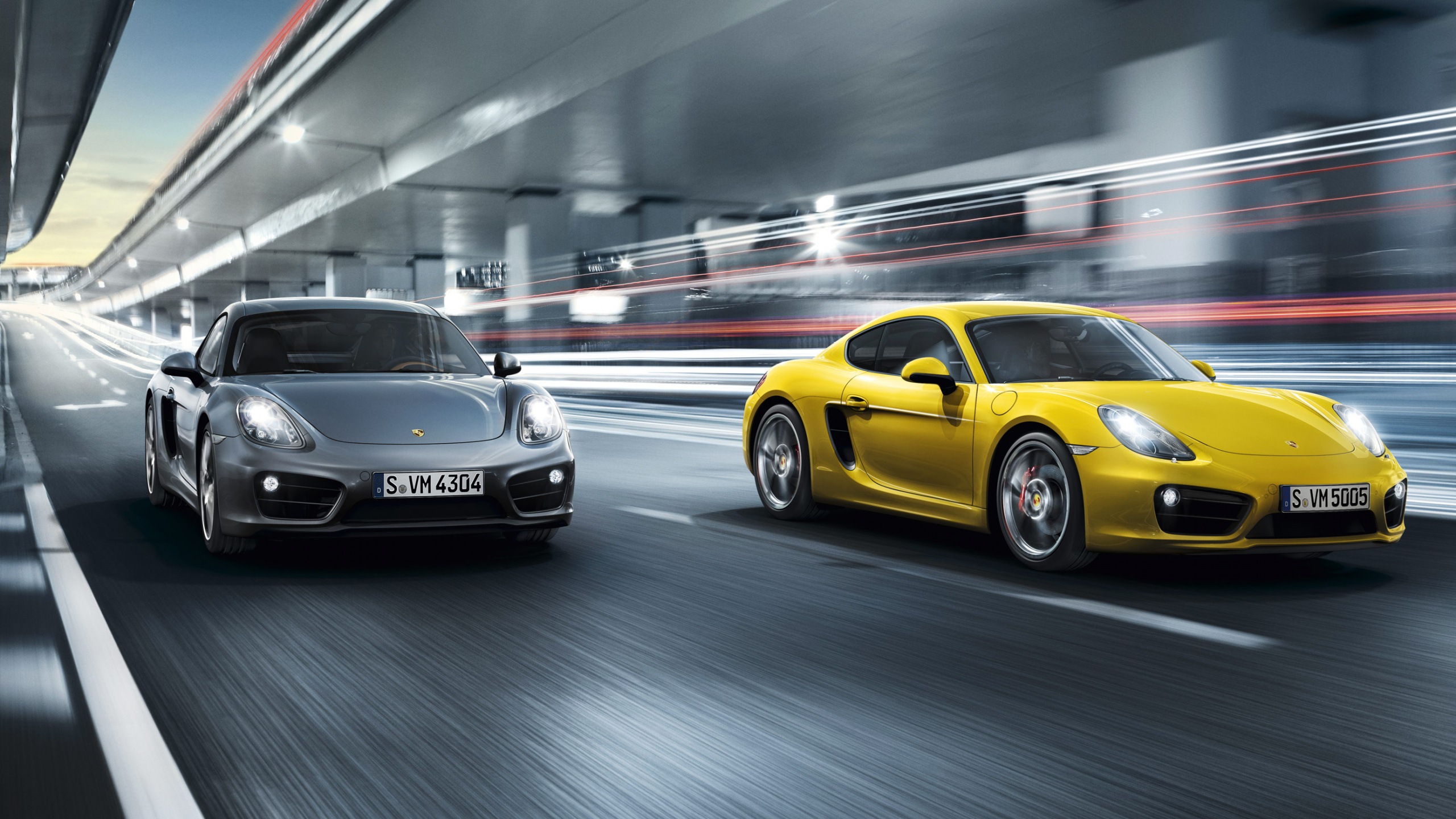 Gelber Porsche 911 Tagsüber Unterwegs. Wallpaper in 2560x1440 Resolution