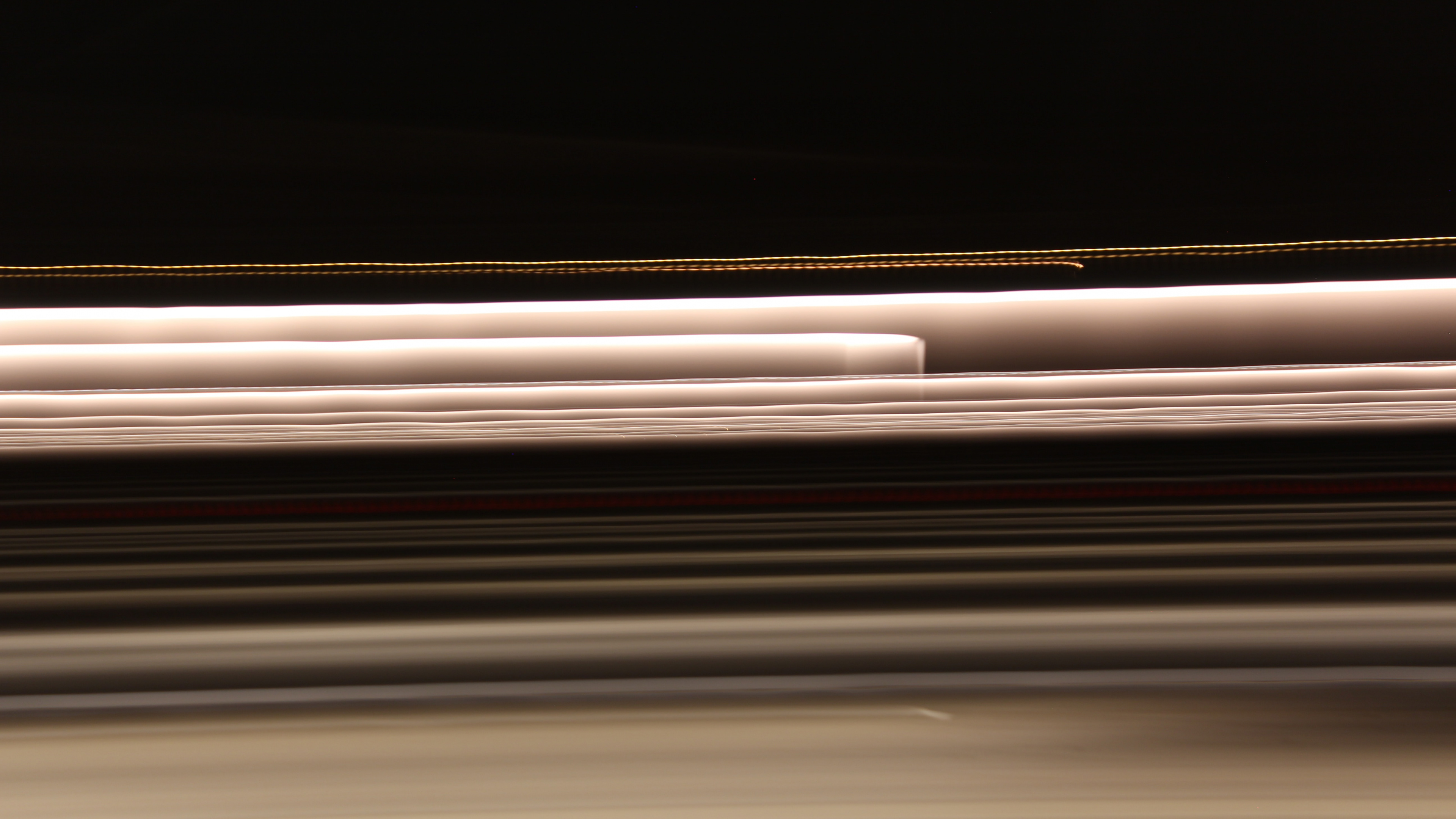 Rayon Lumineux Blanc et Marron. Wallpaper in 3840x2160 Resolution