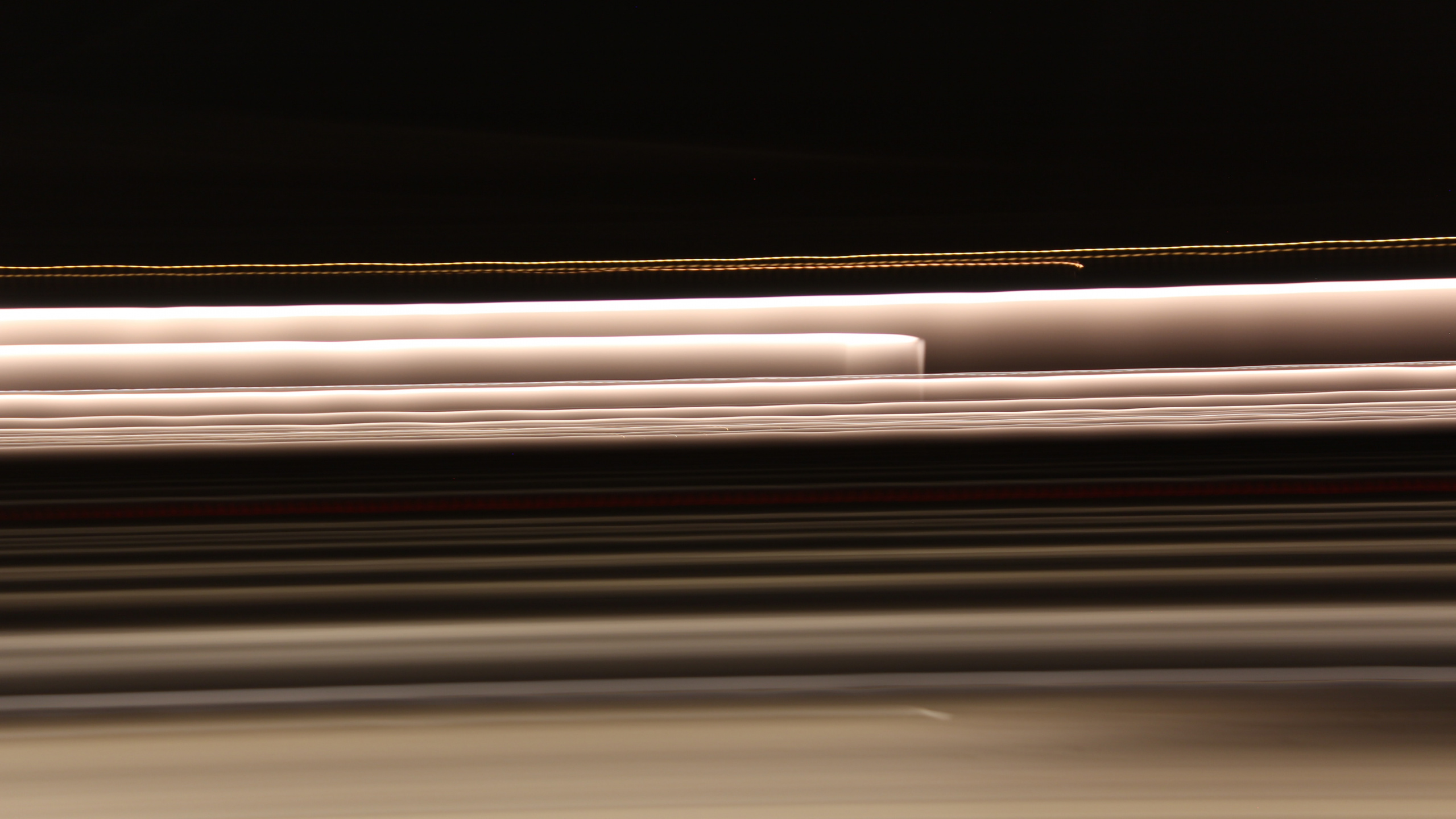 Weißer Und Brauner Lichtstrahl. Wallpaper in 2560x1440 Resolution