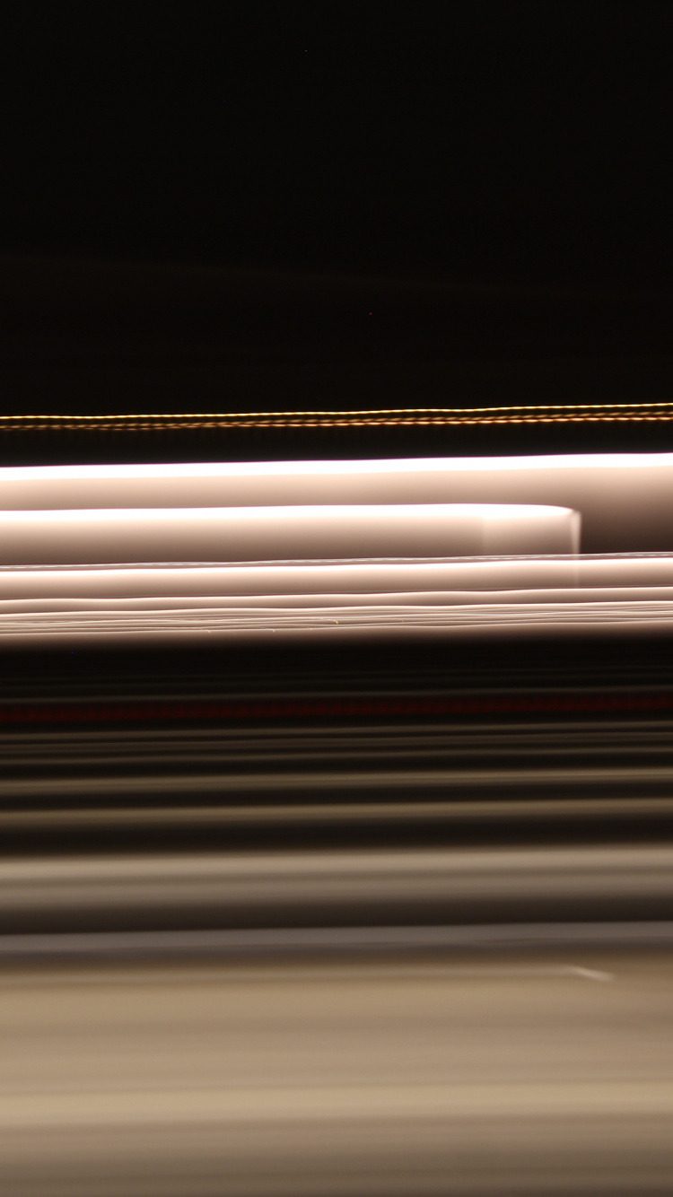 Weißer Und Brauner Lichtstrahl. Wallpaper in 750x1334 Resolution