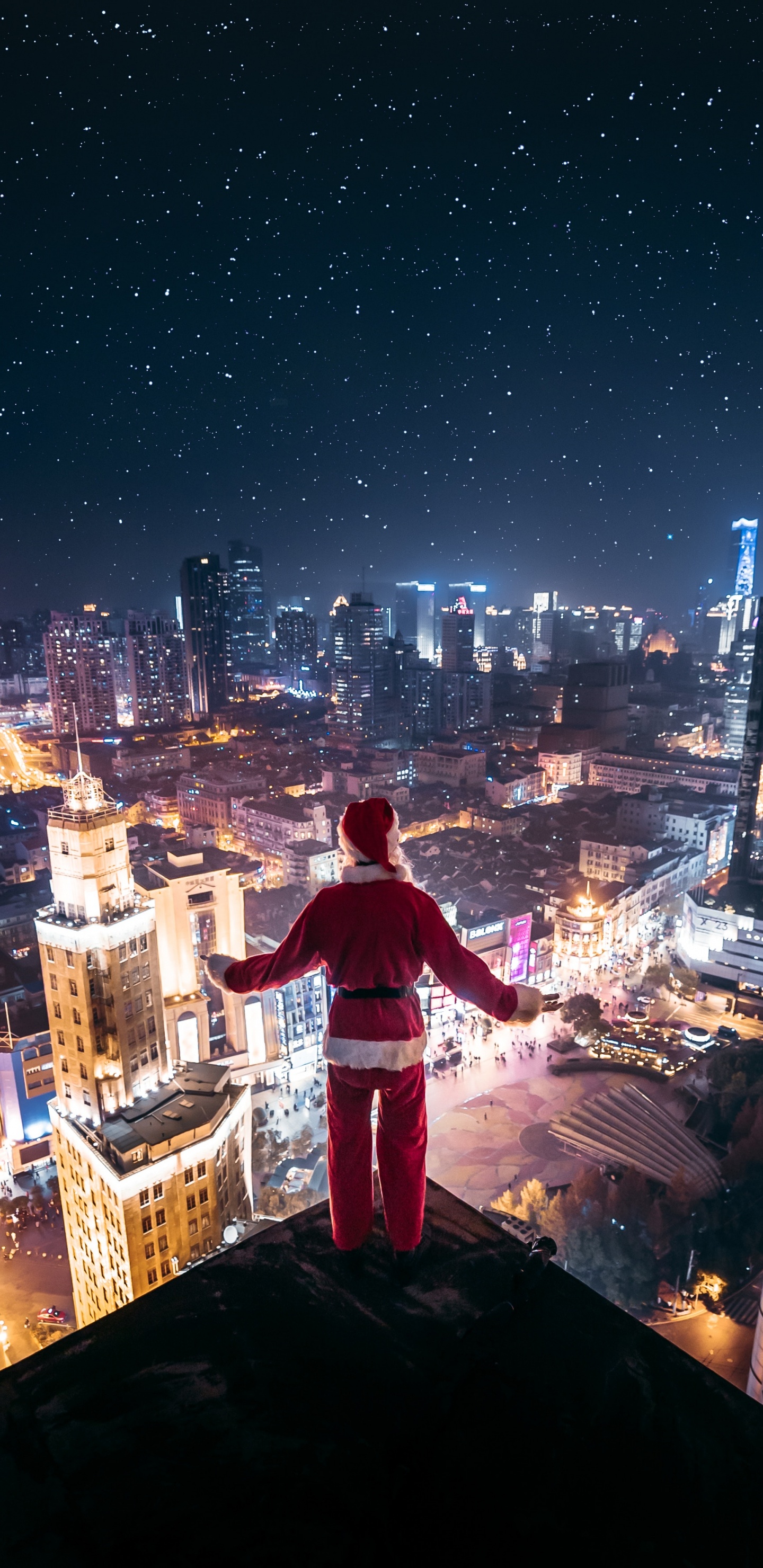 Mann in Weißem Und Rotem Hemd, Der Nachts am Rand Des Gebäudes Sitzt. Wallpaper in 1440x2960 Resolution