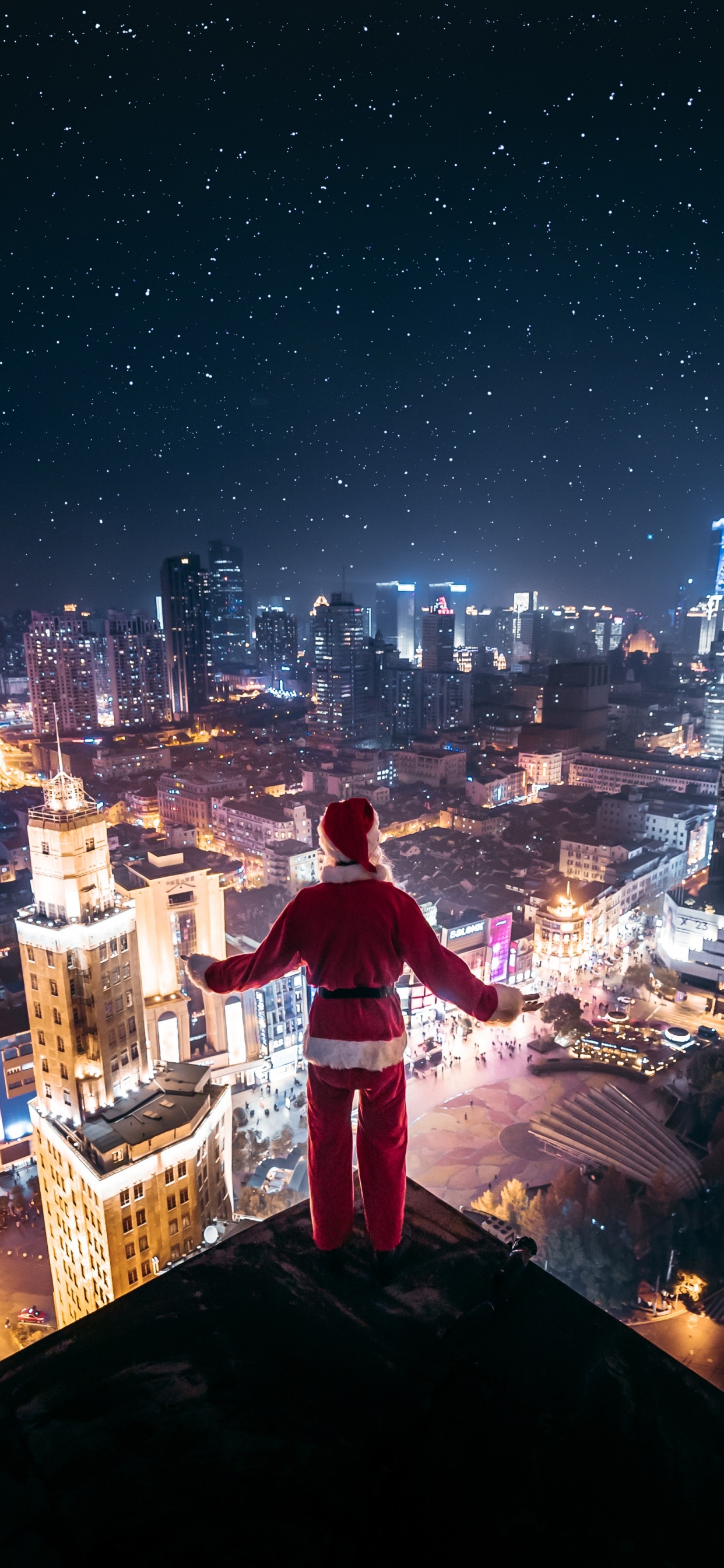 Homme en Chemise Blanche et Rouge Assis Sur le Bord du Bâtiment Pendant la Nuit. Wallpaper in 1242x2688 Resolution