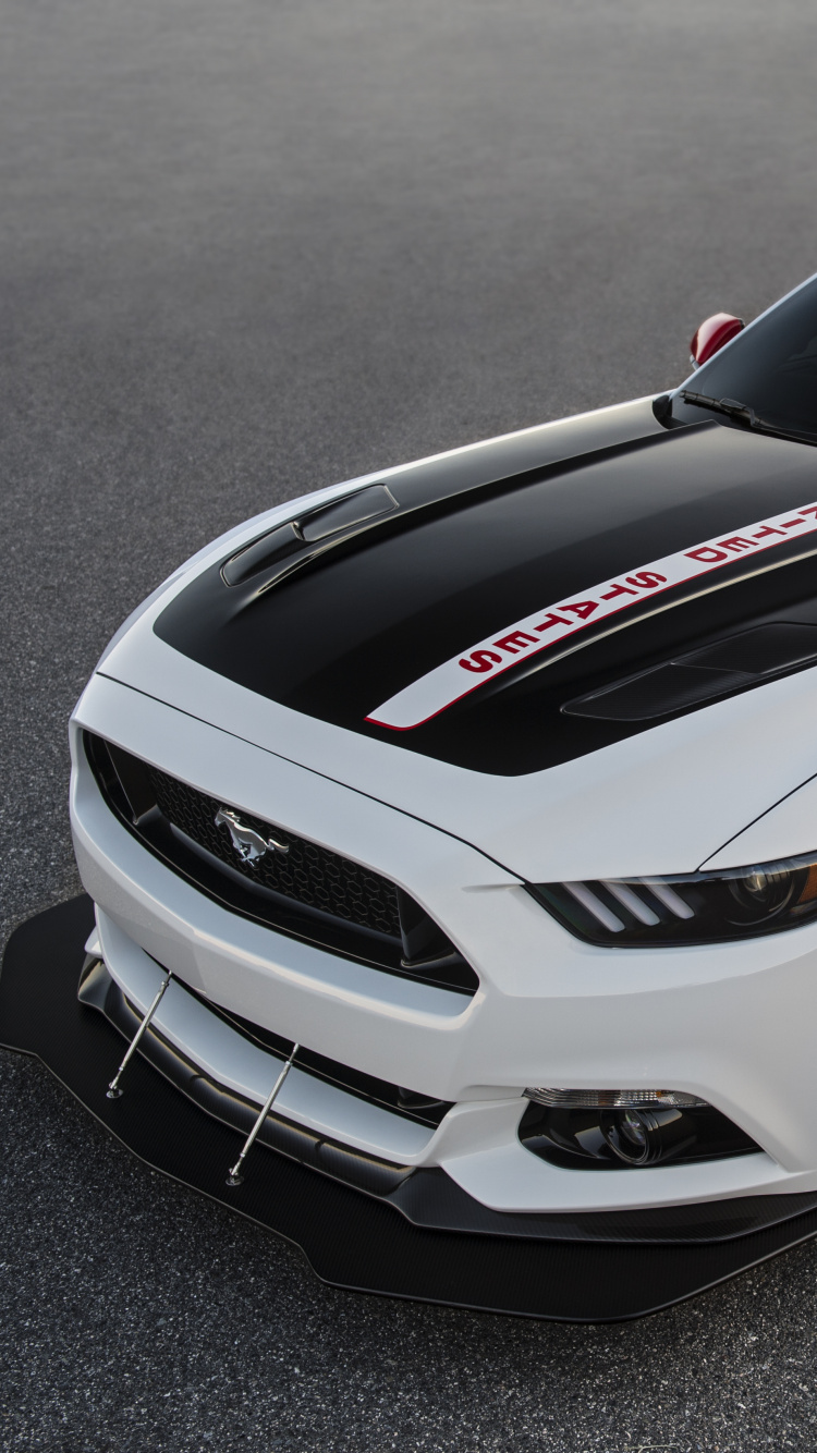 Porsche 911 Blanche et Noire Sur Route Asphaltée Grise. Wallpaper in 750x1334 Resolution