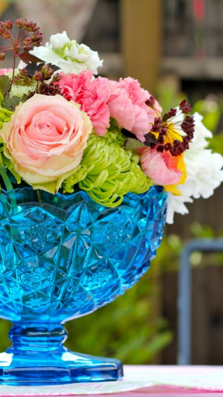 Bouquet de Roses Roses et Blanches Dans un Vase en Verre Bleu. Wallpaper in 750x1334 Resolution