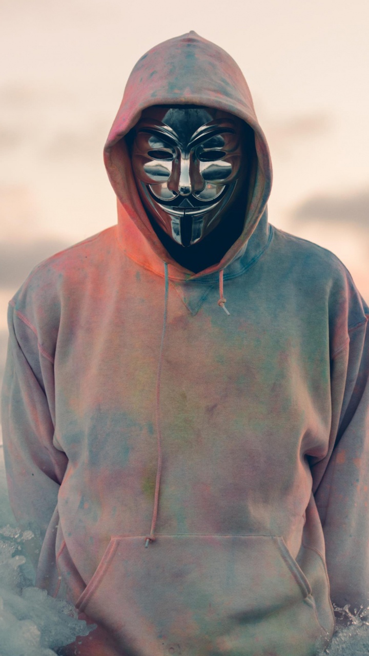 Person im Grauen Hoodie Mit Maske im Wasser. Wallpaper in 720x1280 Resolution