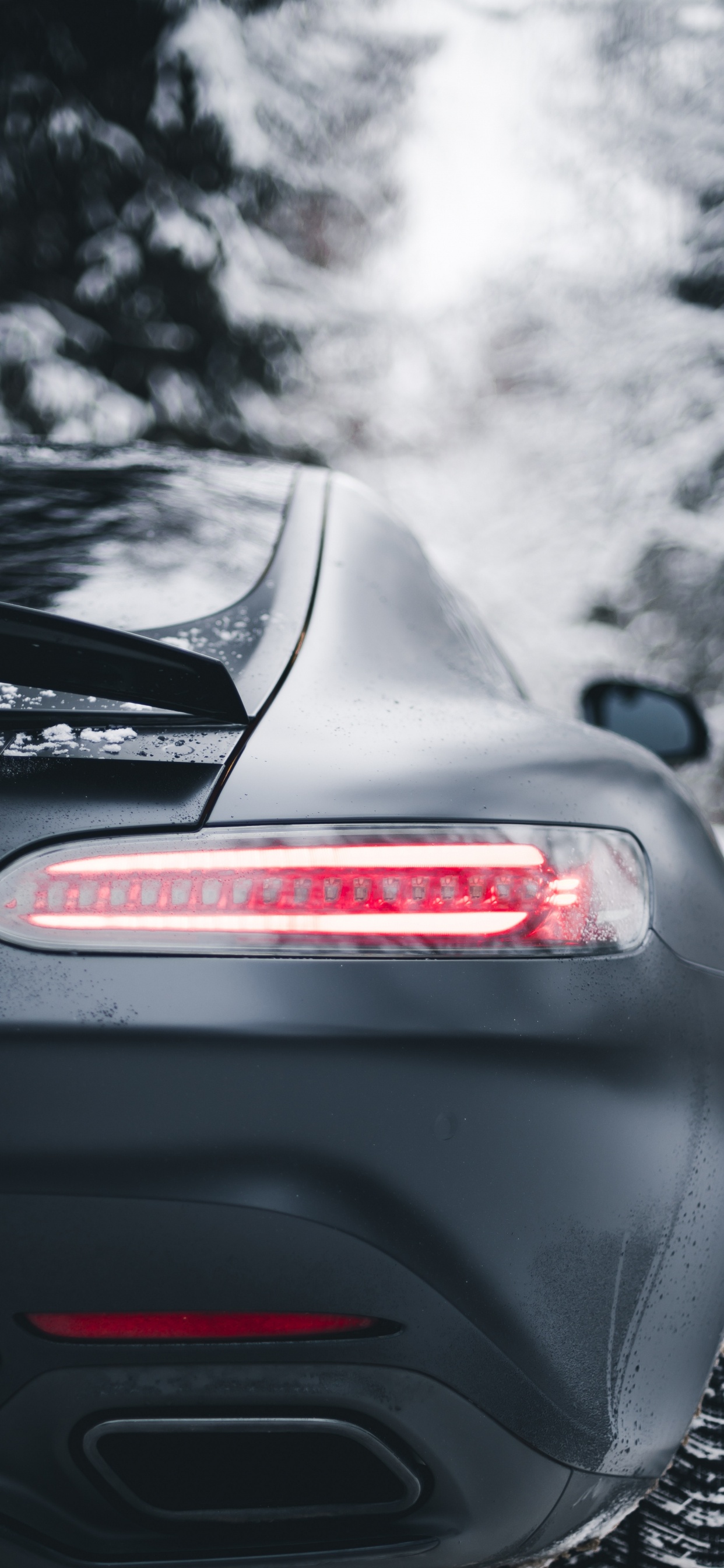 Schwarzes Honda Auto Mit Schnee Oben. Wallpaper in 1242x2688 Resolution