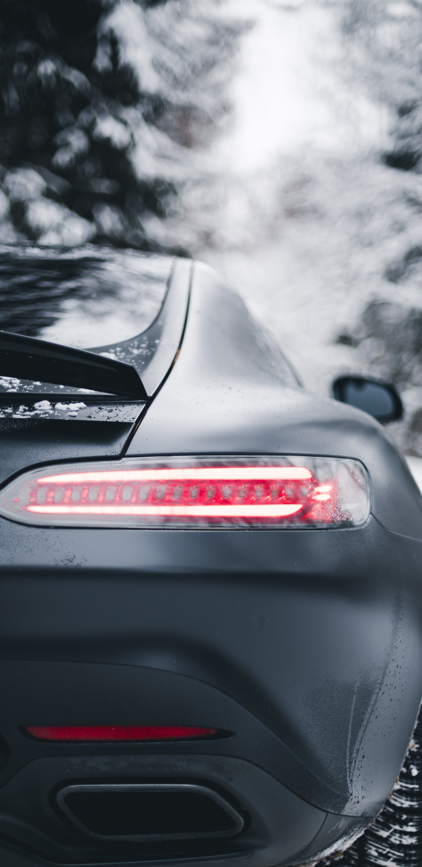 Schwarzes Honda Auto Mit Schnee Oben. Wallpaper in 1440x2960 Resolution