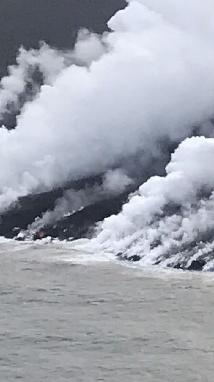 Les Vagues de L'océan S'écrasent Sur le Rivage Pendant la Journée. Wallpaper in 720x1280 Resolution
