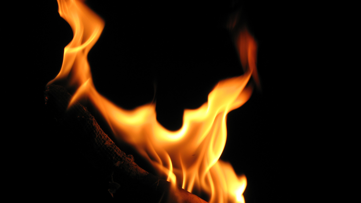 Feu Orange Sur Fond Noir. Wallpaper in 1366x768 Resolution