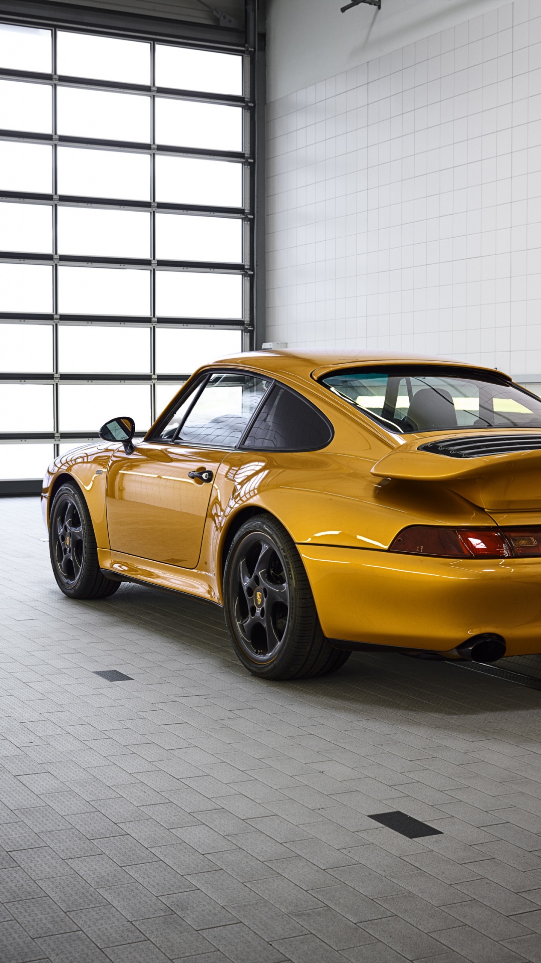 Porsche 911 Jaune Garée Devant un Mur Blanc. Wallpaper in 1080x1920 Resolution