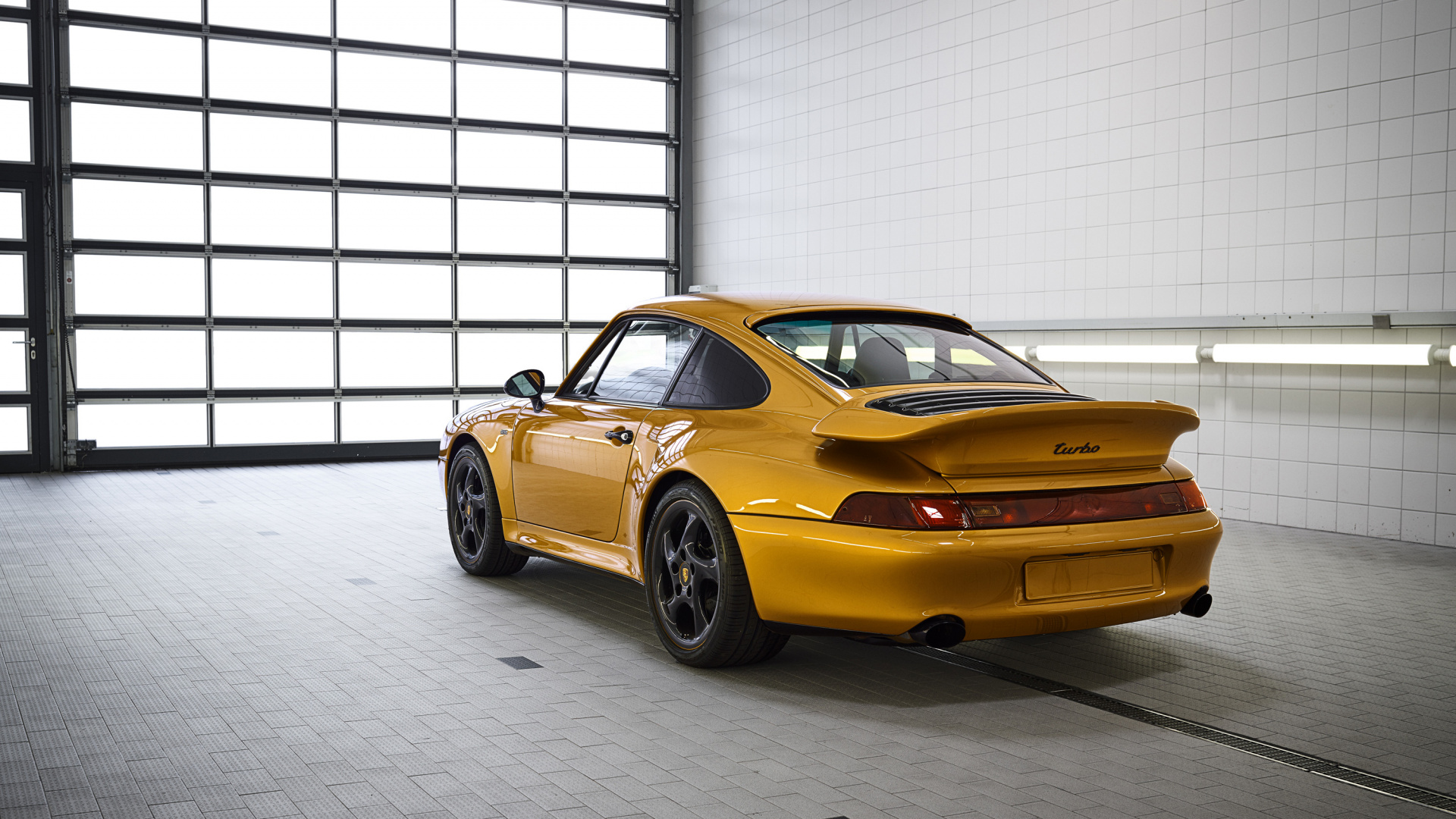 Porsche 911 Jaune Garée Devant un Mur Blanc. Wallpaper in 1920x1080 Resolution