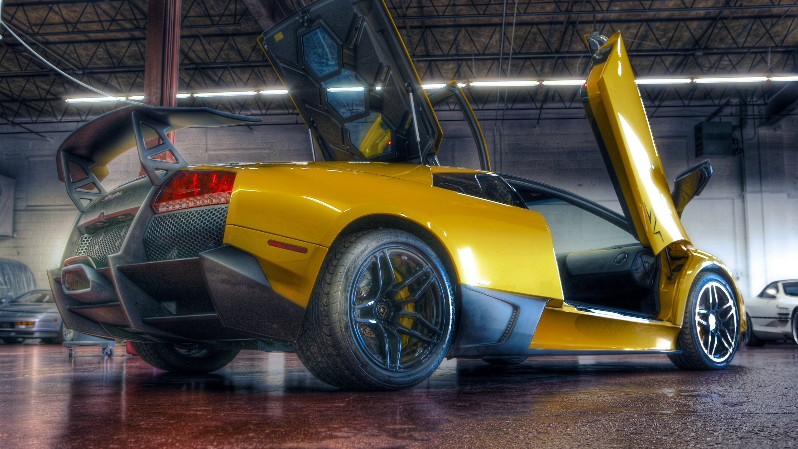 Ferrari 458 Italia Amarillo en un Edificio. Wallpaper in 2560x1440 Resolution