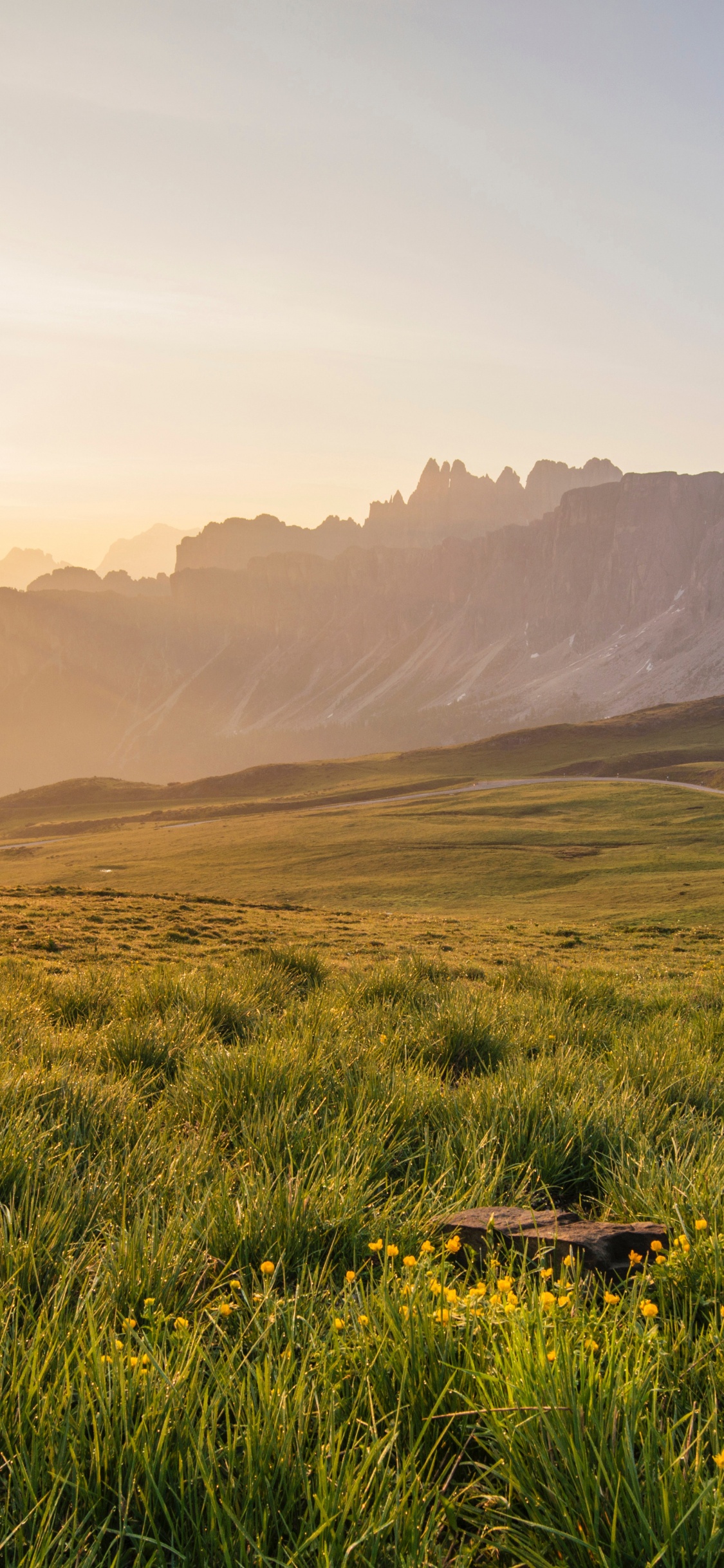 Cloud, Naturlandschaft, Sonnenlicht, Vegetation, Hochland. Wallpaper in 1125x2436 Resolution