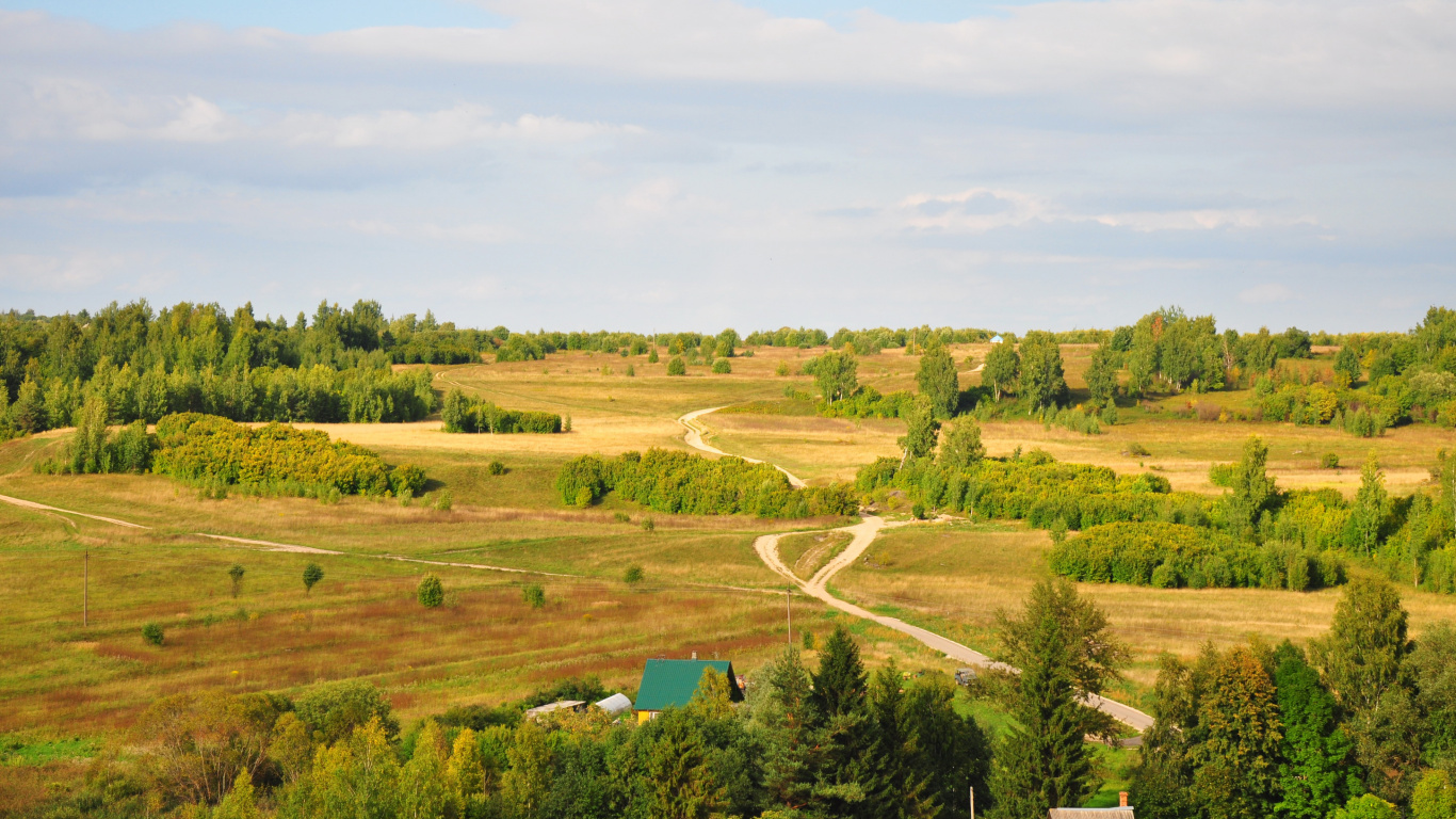 Tagsüber Grüne Wiese Unter Blauem Himmel. Wallpaper in 1366x768 Resolution