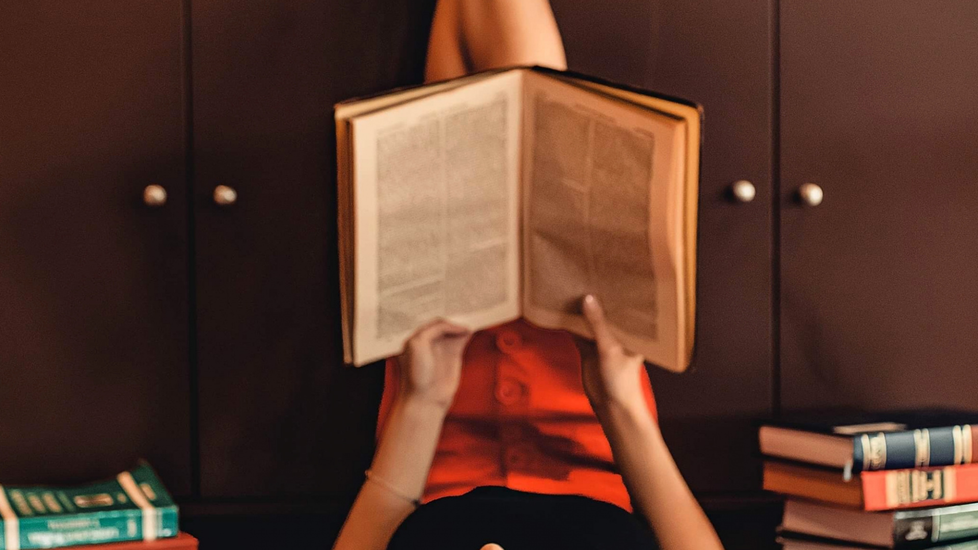 Interessantes Buch, Buch, Lesung, Bein, Holz. Wallpaper in 1920x1080 Resolution