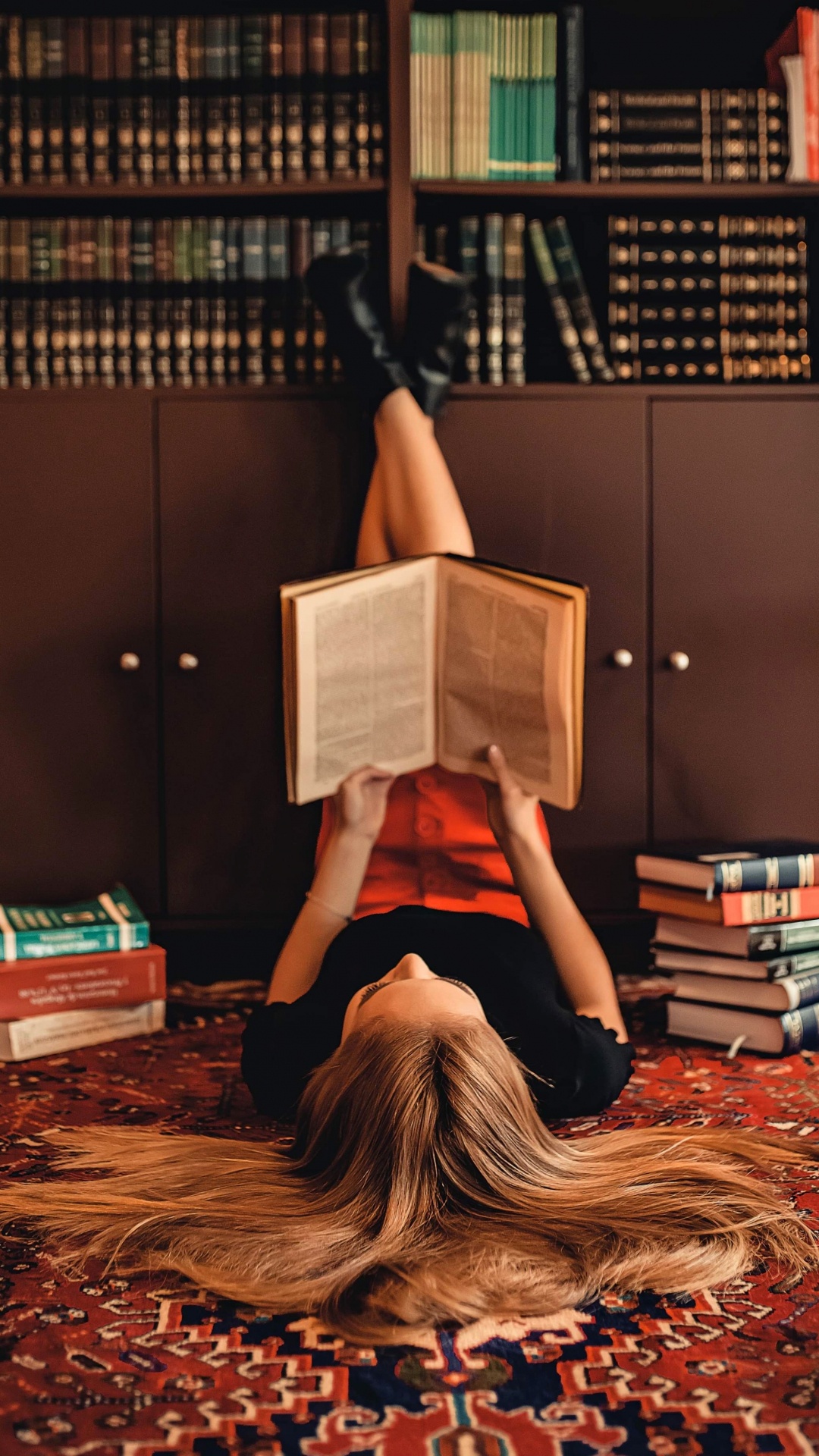 Libro Interesante, Libro, Lectura, Pierna, Madera. Wallpaper in 1080x1920 Resolution