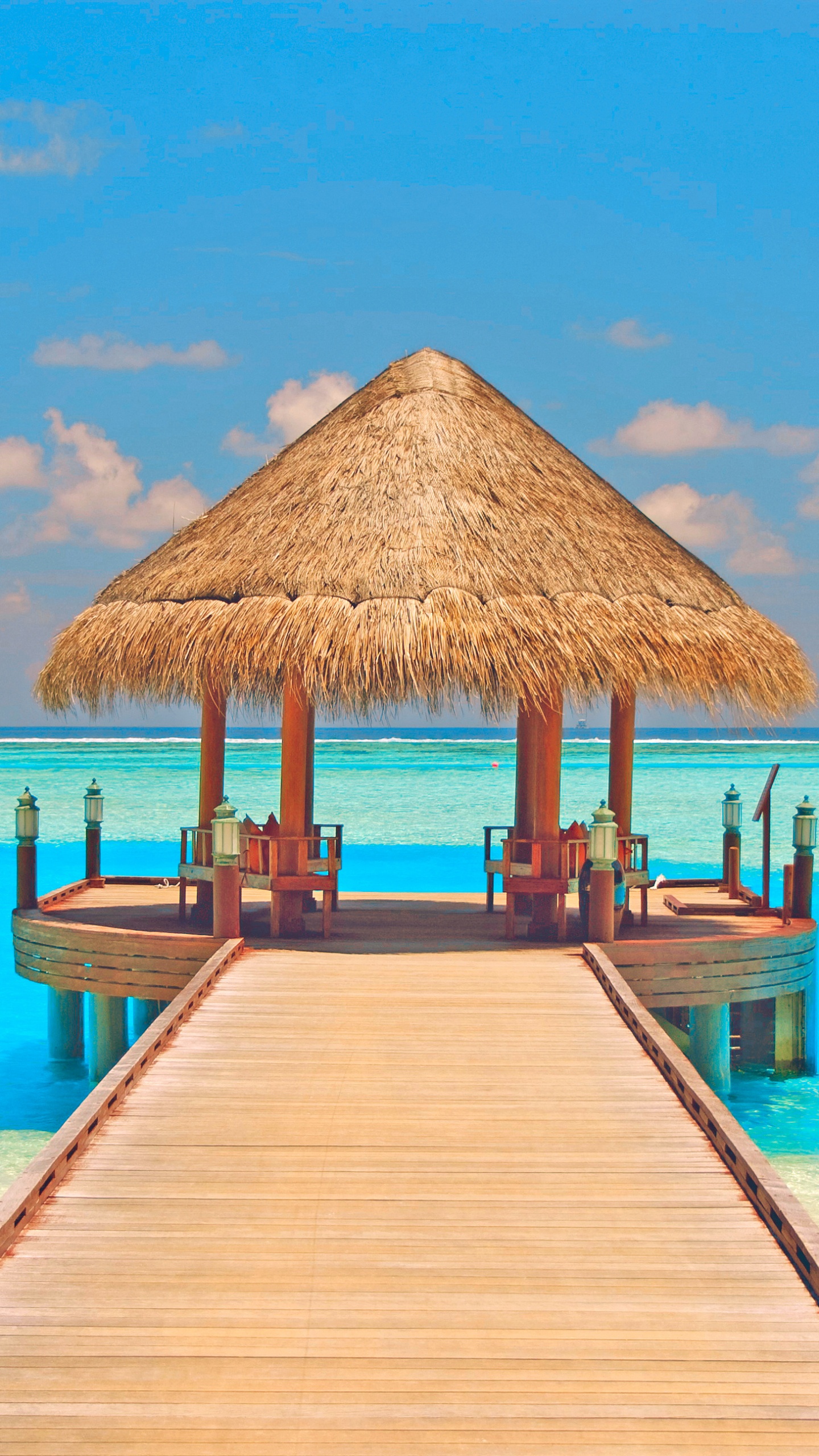 Maison de Plage en Bois Brun Sur la Plage Pendant la Journée. Wallpaper in 1440x2560 Resolution