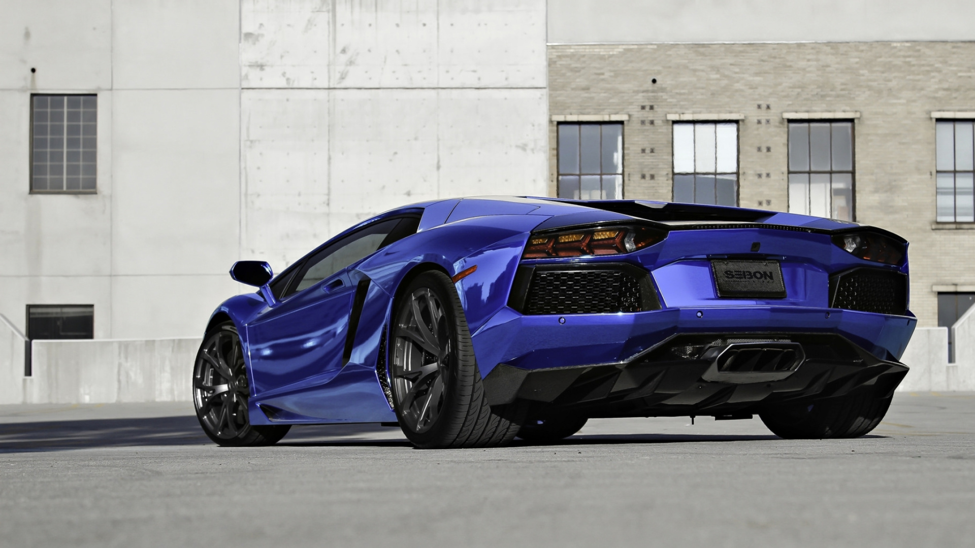 Blauer Lamborghini Aventador Neben Weißer Betonwand Geparkt. Wallpaper in 1920x1080 Resolution