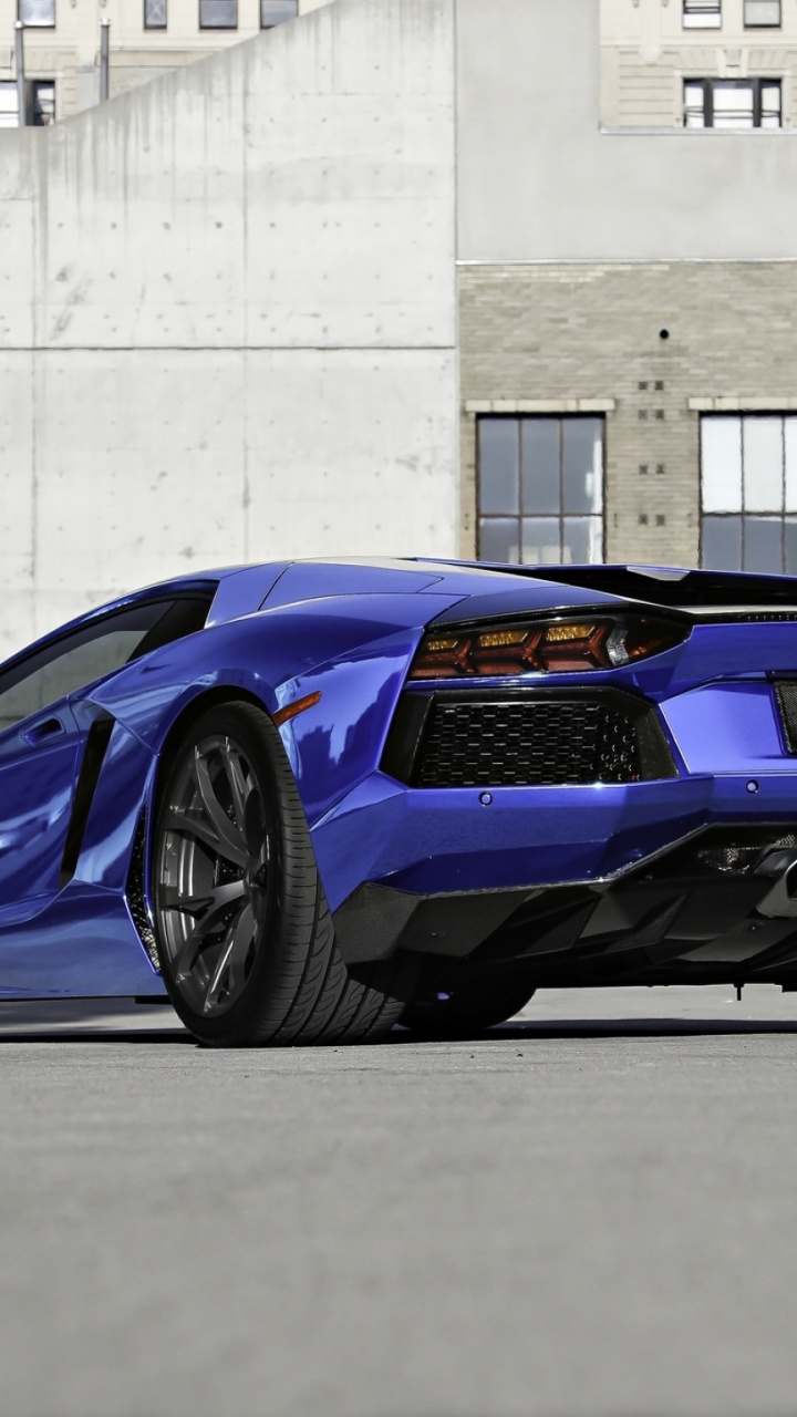 Blauer Lamborghini Aventador Neben Weißer Betonwand Geparkt. Wallpaper in 720x1280 Resolution