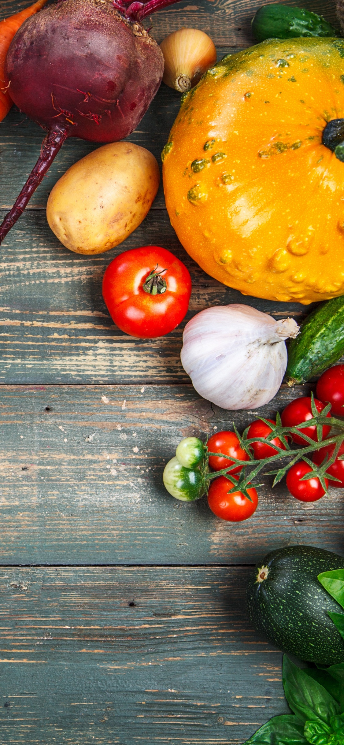 Rote Und Gelbe Tomaten Auf Braunem Holztisch. Wallpaper in 1125x2436 Resolution