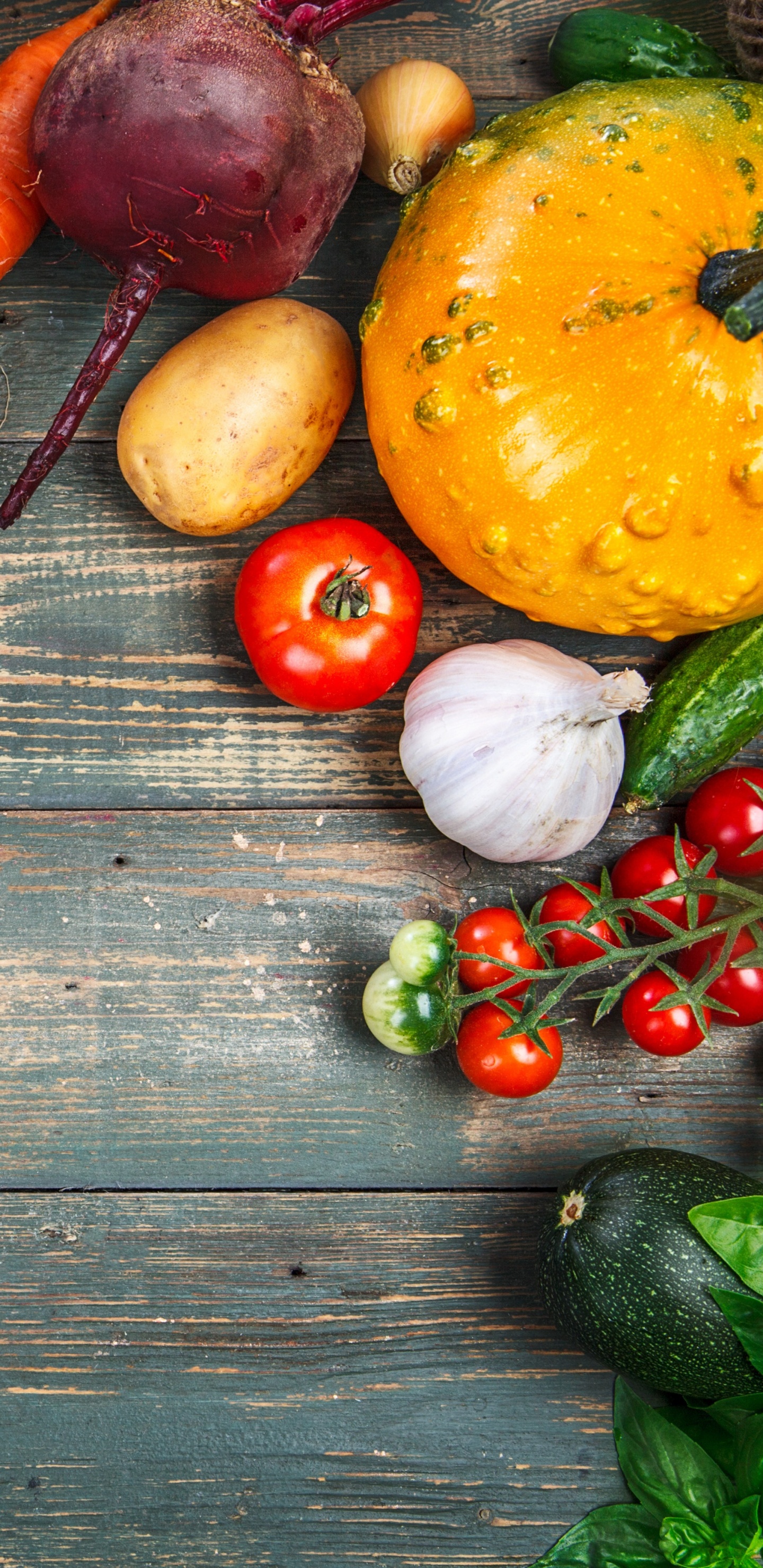 Tomates Rojos y Amarillos en la Mesa de Madera Marrón. Wallpaper in 1440x2960 Resolution