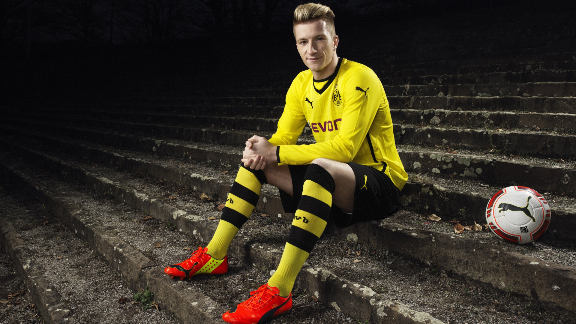 Frau in Gelbem Nike Rundhals-Langarmshirt Und Schwarzen Shorts Sitzt Auf Betontreppe. Wallpaper in 1920x1080 Resolution