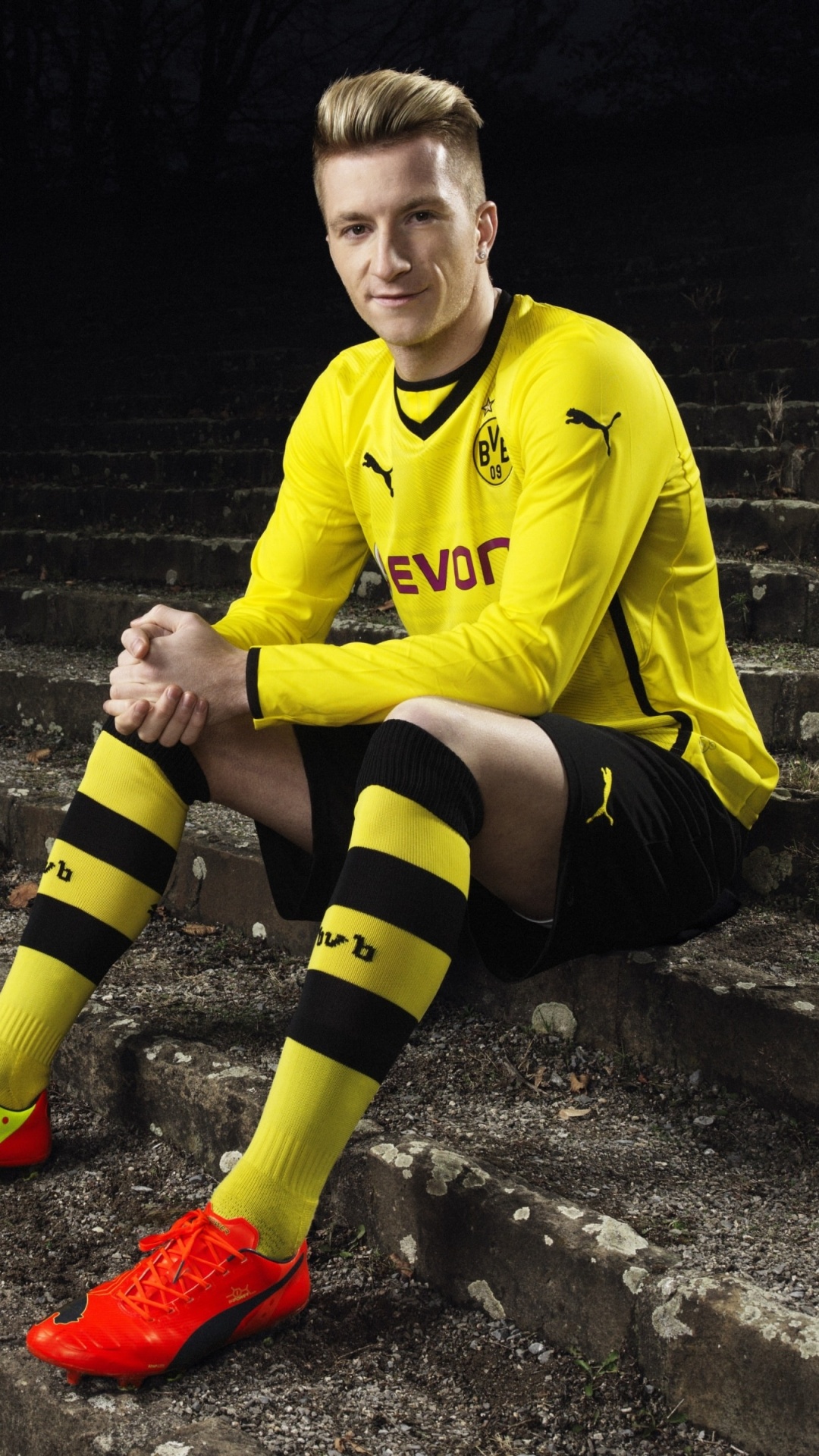 Femme en Jaune Chemise à Manches Longues à Col Rond et Short Noir Assis Sur Des Escaliers en Béton. Wallpaper in 1080x1920 Resolution