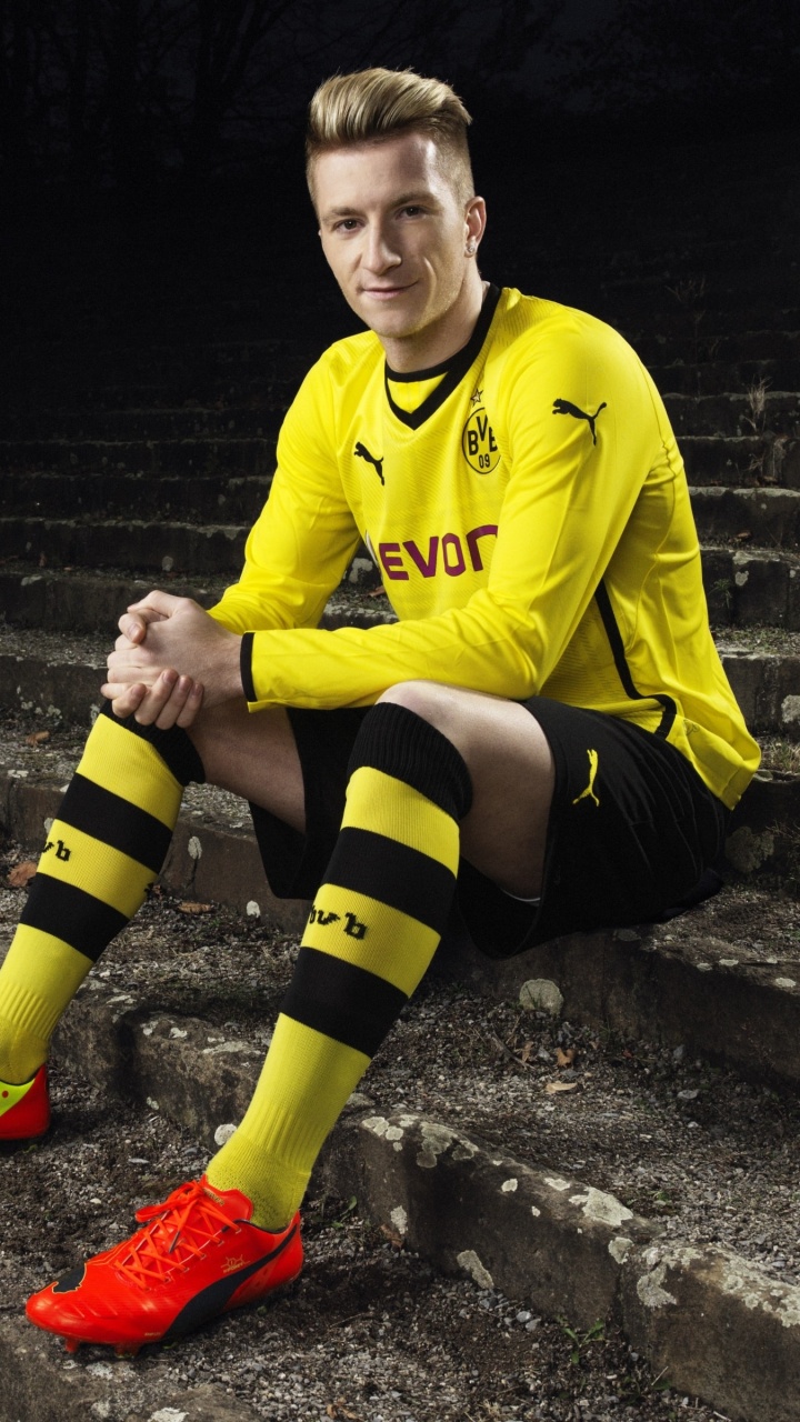 Femme en Jaune Chemise à Manches Longues à Col Rond et Short Noir Assis Sur Des Escaliers en Béton. Wallpaper in 720x1280 Resolution