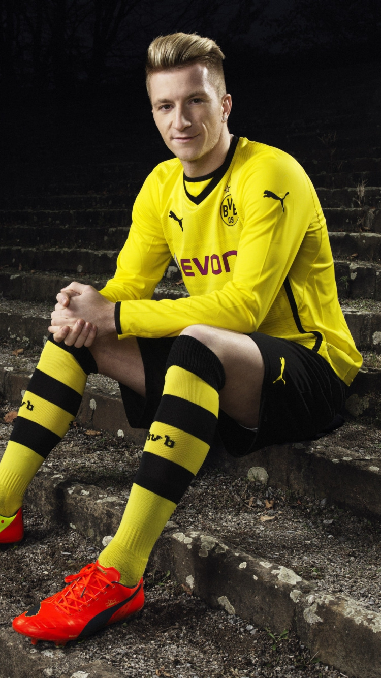 Femme en Jaune Chemise à Manches Longues à Col Rond et Short Noir Assis Sur Des Escaliers en Béton. Wallpaper in 750x1334 Resolution