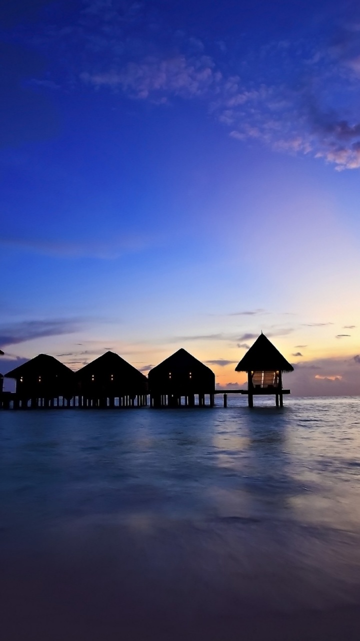 Silhouette Des Hauses am Strand Bei Sonnenuntergang. Wallpaper in 720x1280 Resolution