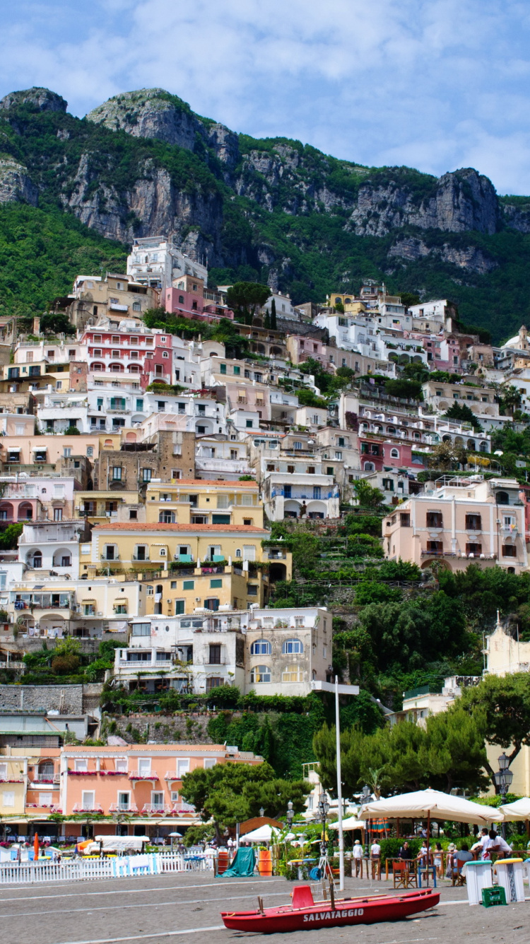 Weiße Und Braune Betongebäude in Der Nähe Des Berges Tagsüber. Wallpaper in 750x1334 Resolution