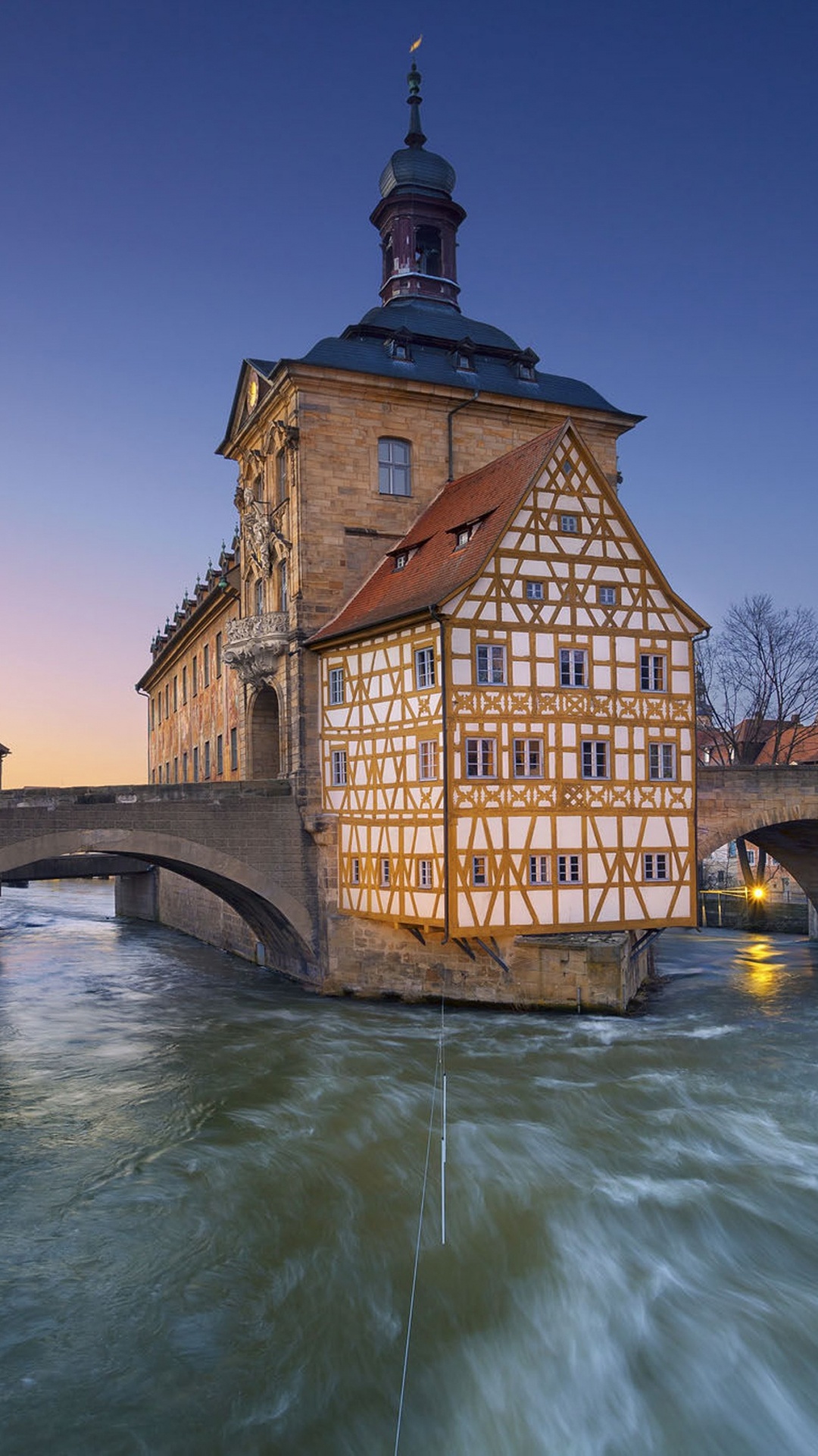 Edificio de Hormigón Marrón Cerca Del Río Durante el Día. Wallpaper in 1080x1920 Resolution