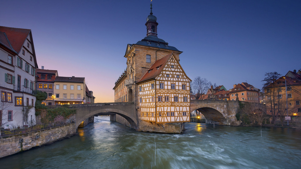 Braunes Betongebäude in Der Nähe Des Flusses Tagsüber. Wallpaper in 1280x720 Resolution