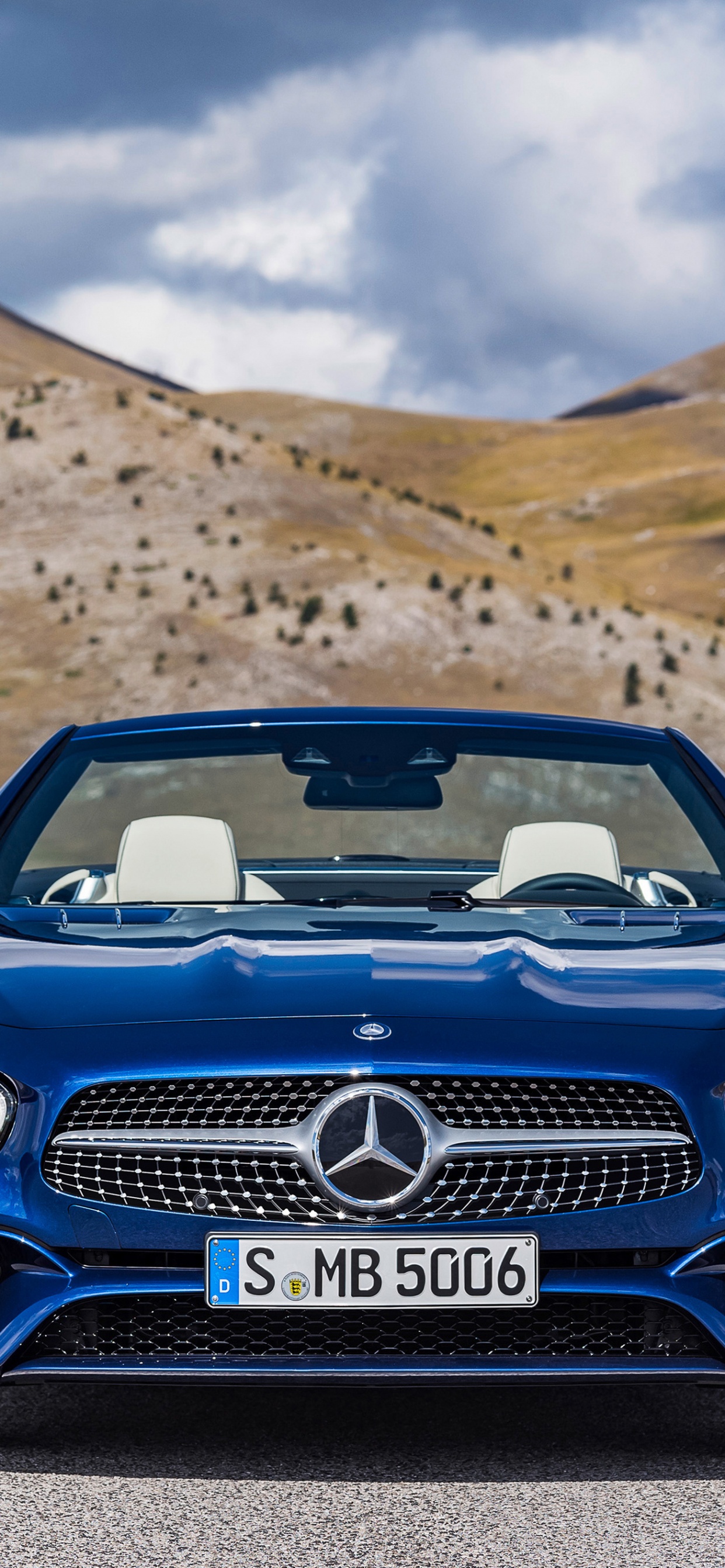 Blaues Bmw Auto Tagsüber Unterwegs. Wallpaper in 1242x2688 Resolution