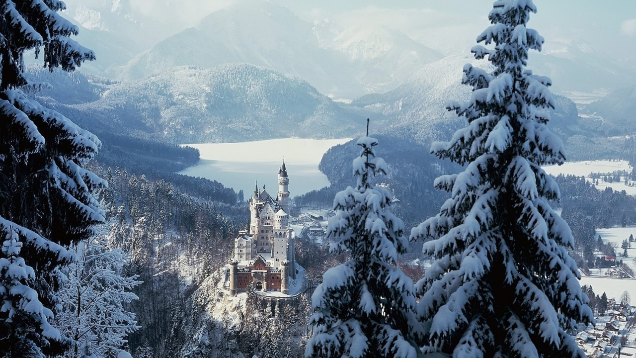 Braunes Und Weißes Schloss Auf Schneebedecktem Berg Tagsüber. Wallpaper in 1280x720 Resolution