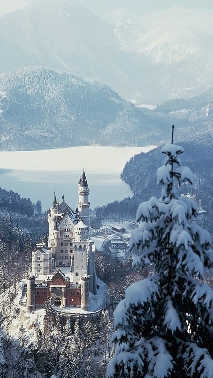 Braunes Und Weißes Schloss Auf Schneebedecktem Berg Tagsüber. Wallpaper in 720x1280 Resolution