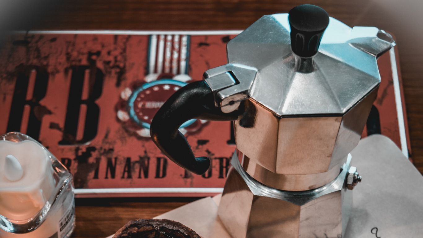 Teekanne Aus Edelstahl Neben Klarglastasse Mit Kaffee. Wallpaper in 1366x768 Resolution