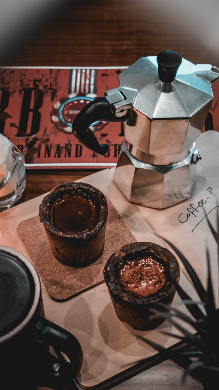 Teekanne Aus Edelstahl Neben Klarglastasse Mit Kaffee. Wallpaper in 750x1334 Resolution