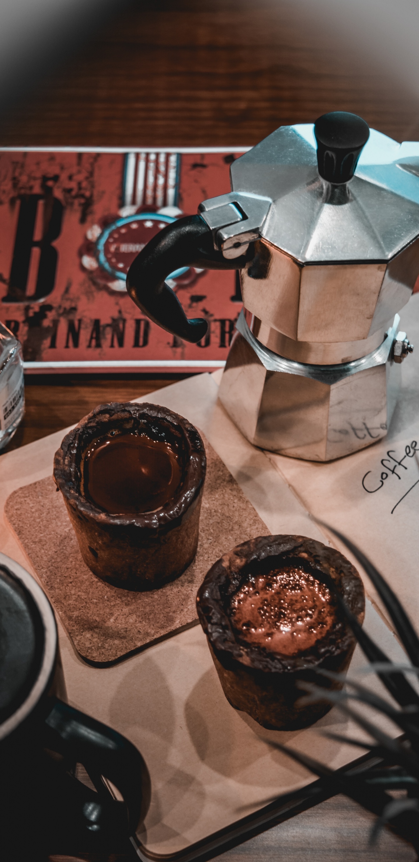 Théière en Acier Inoxydable à Côté D'une Tasse en Verre Transparent Avec du Café. Wallpaper in 1440x2960 Resolution