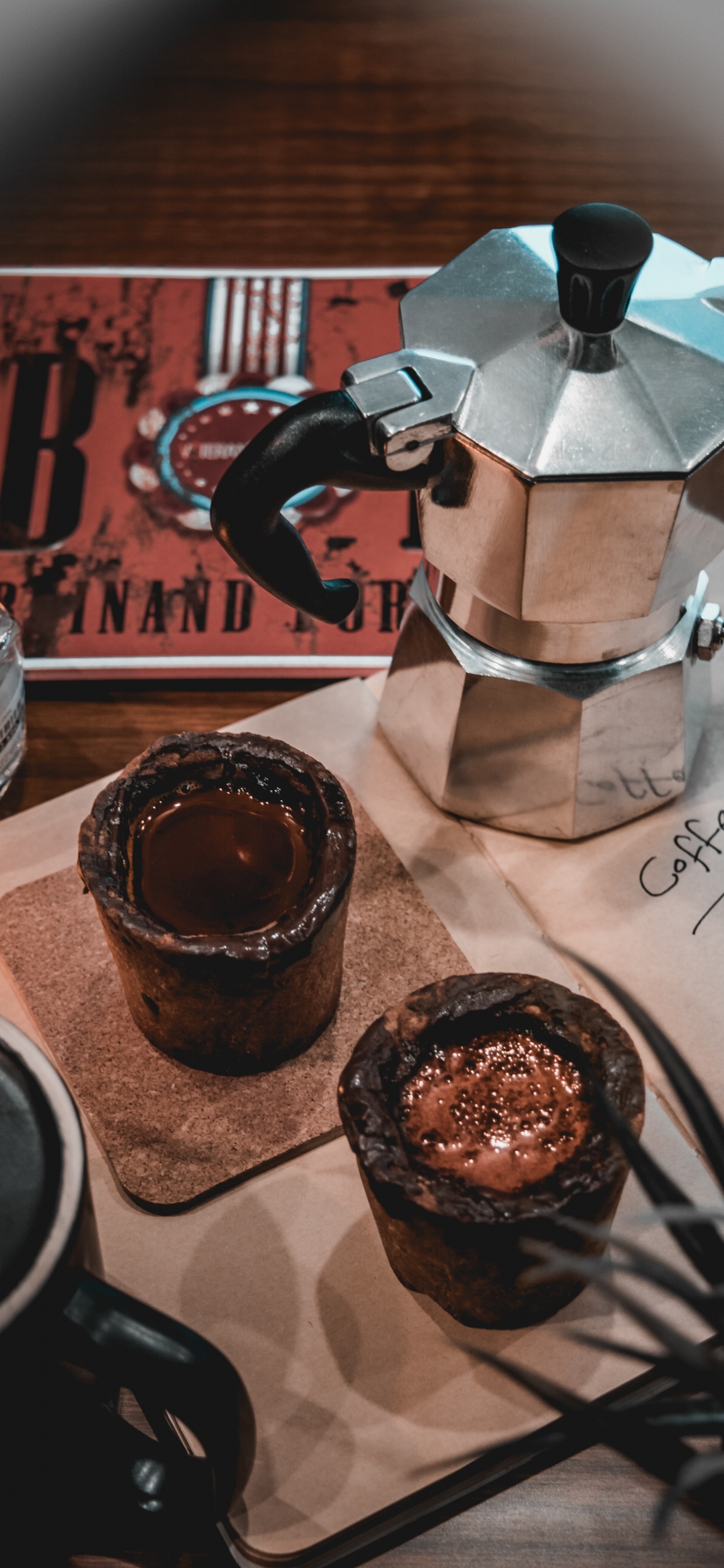 Tetera de Acero Inoxidable al Lado de Una Taza de Vidrio Transparente Con Café. Wallpaper in 1242x2688 Resolution