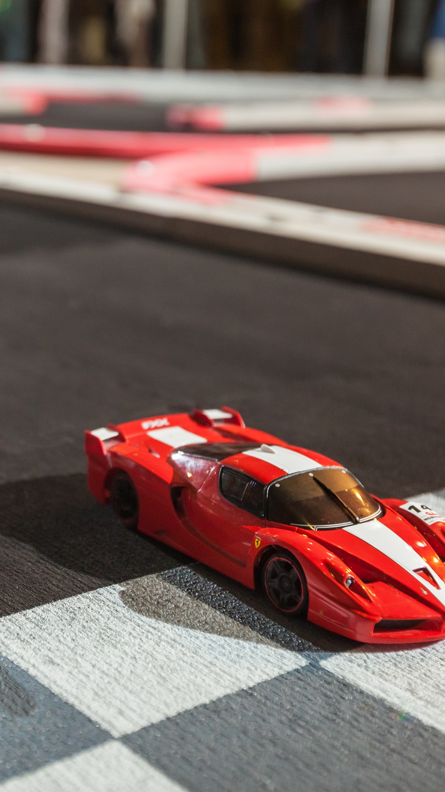 Rojo Ferrari f 1 en la Carretera. Wallpaper in 1440x2560 Resolution