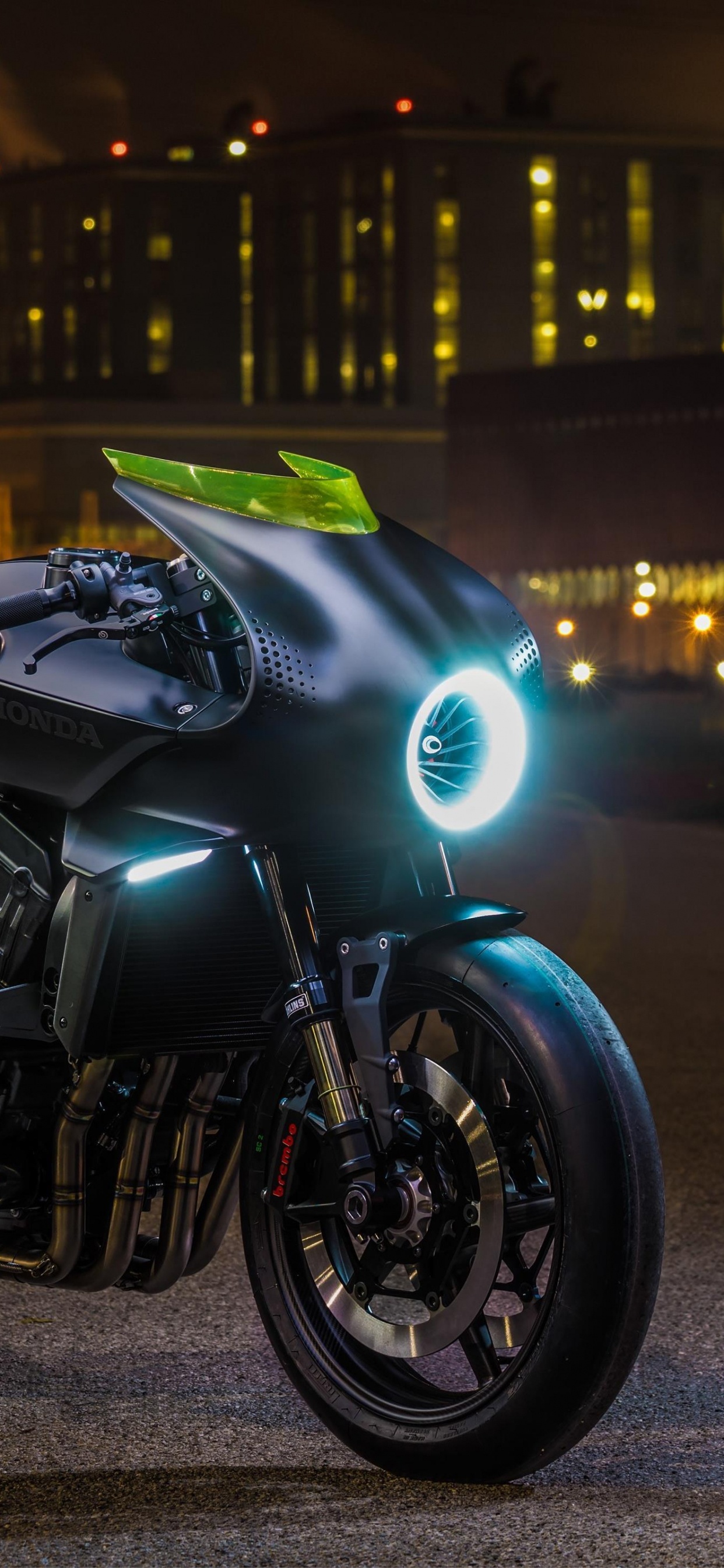 Grünes Und Schwarzes Sportrad Unterwegs Während Der Nacht. Wallpaper in 1242x2688 Resolution