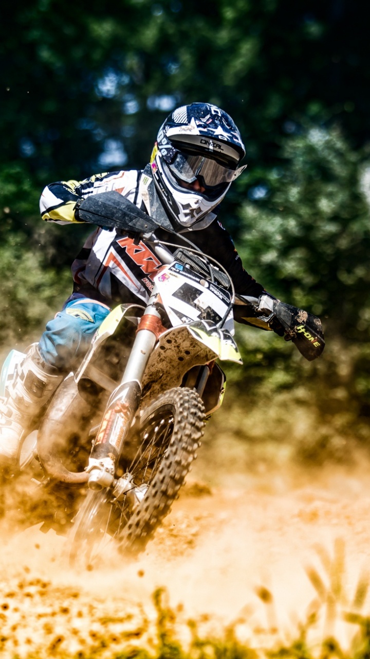 Mann, Der Tagsüber Motocross-Dirt-Bike Auf Feldweg Fährt. Wallpaper in 720x1280 Resolution