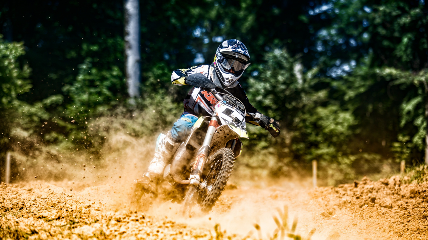Hombre Montando Motocross Dirt Bike en Camino de Tierra Durante el Día. Wallpaper in 1366x768 Resolution