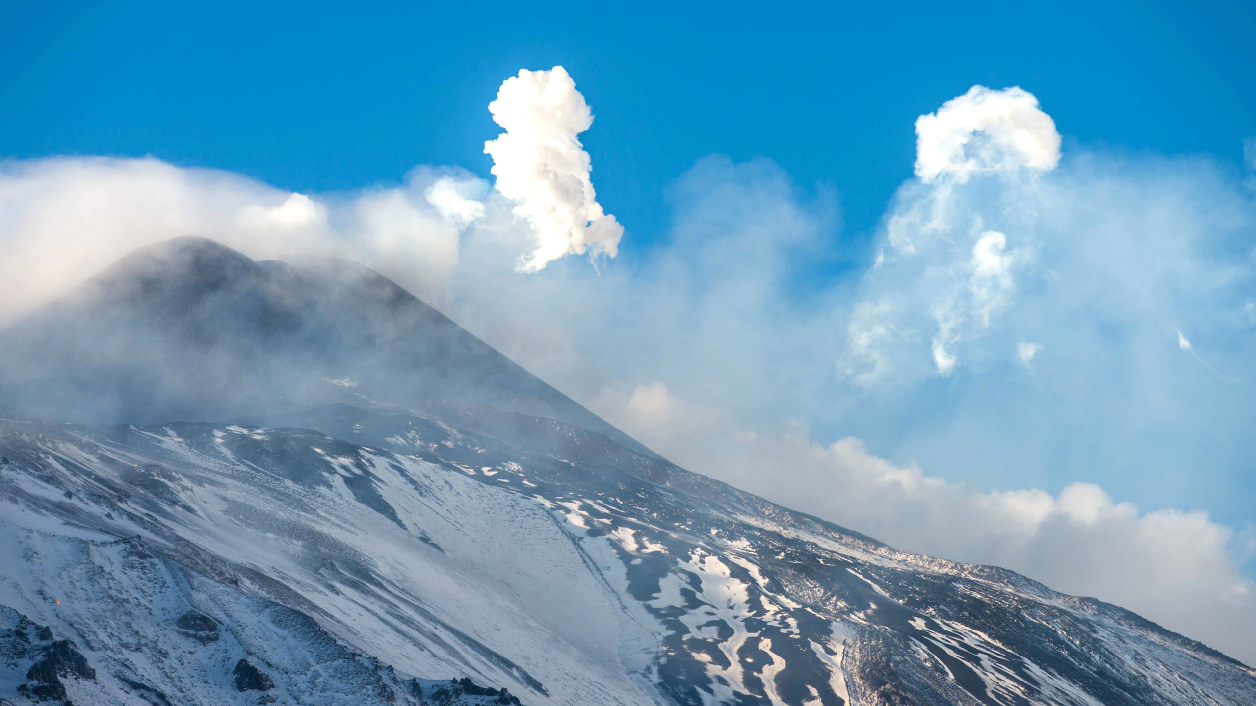 Nuages Blancs Sur le Ciel Bleu Au-dessus de la Montagne Couverte de Neige. Wallpaper in 2560x1440 Resolution