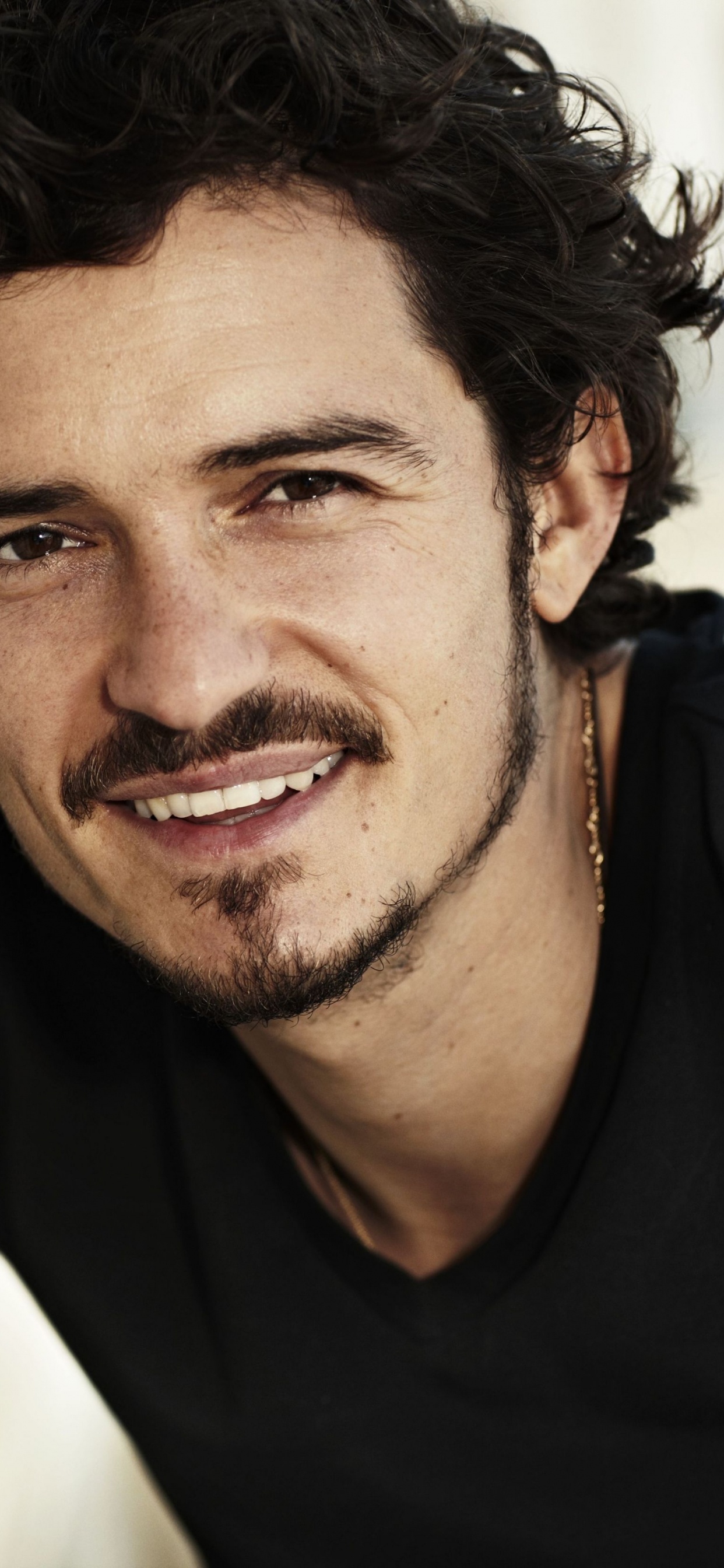 Orlando Bloom, Haar, Gesichtsbehaarung, Frisur, Kinn. Wallpaper in 1242x2688 Resolution