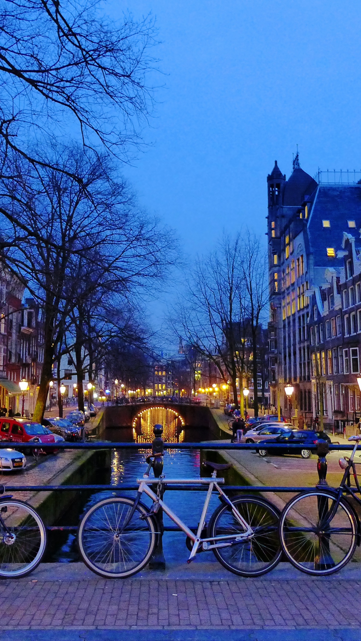 Fahrräder, Die Nachts Auf Dem Bürgersteig in Der Nähe Des Gebäudes Geparkt Sind. Wallpaper in 1440x2560 Resolution