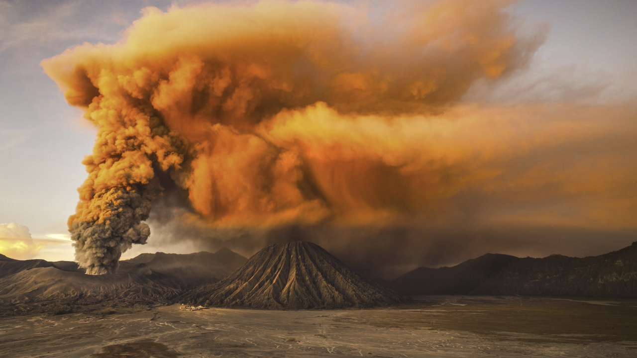 Brauner Und Schwarzer Berg Unter Weißen Wolken. Wallpaper in 1280x720 Resolution