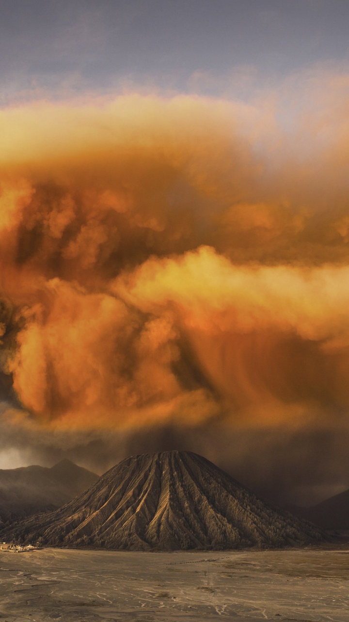 Brauner Und Schwarzer Berg Unter Weißen Wolken. Wallpaper in 720x1280 Resolution